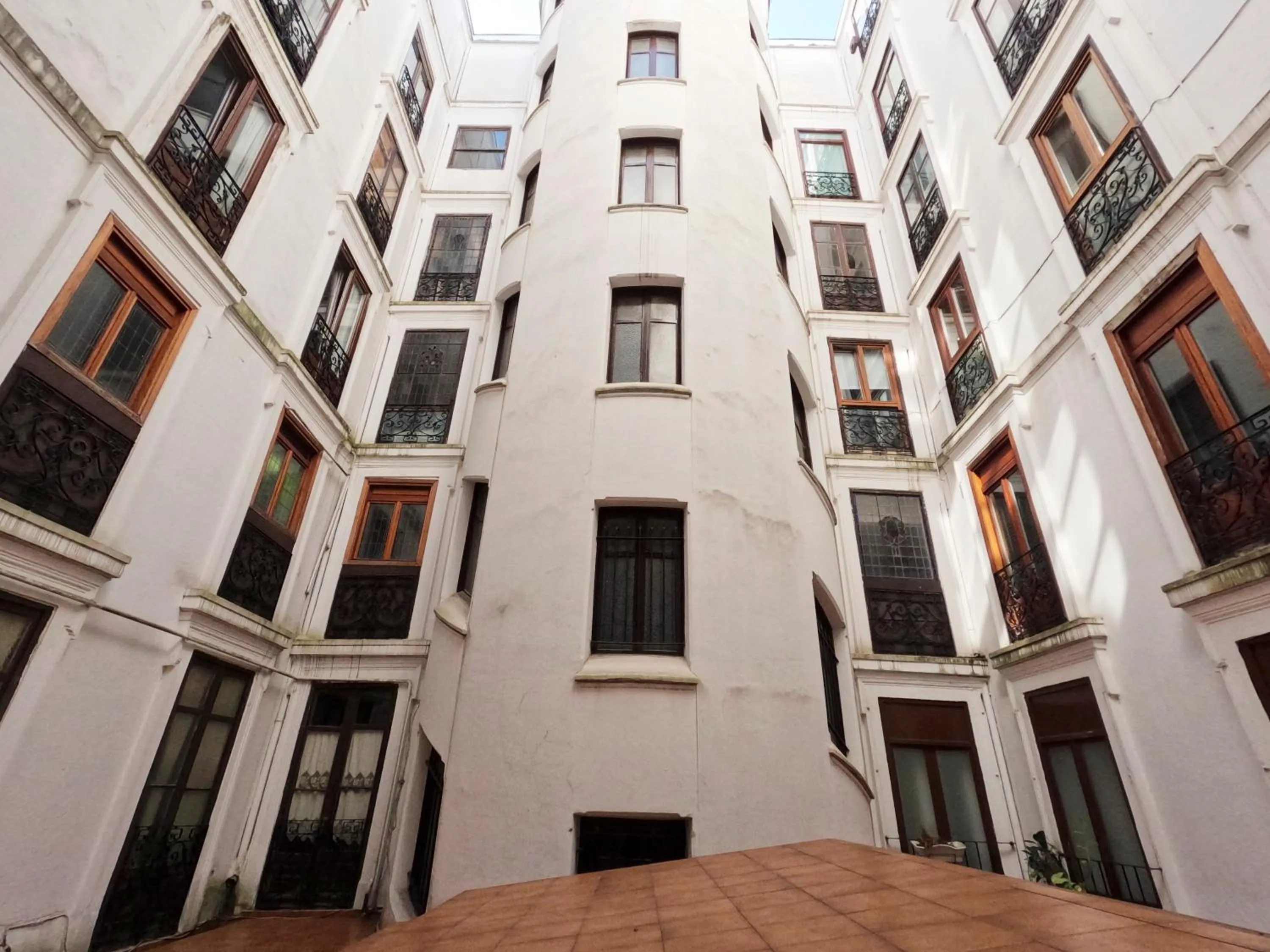 Inner courtyard view in Casual Blue