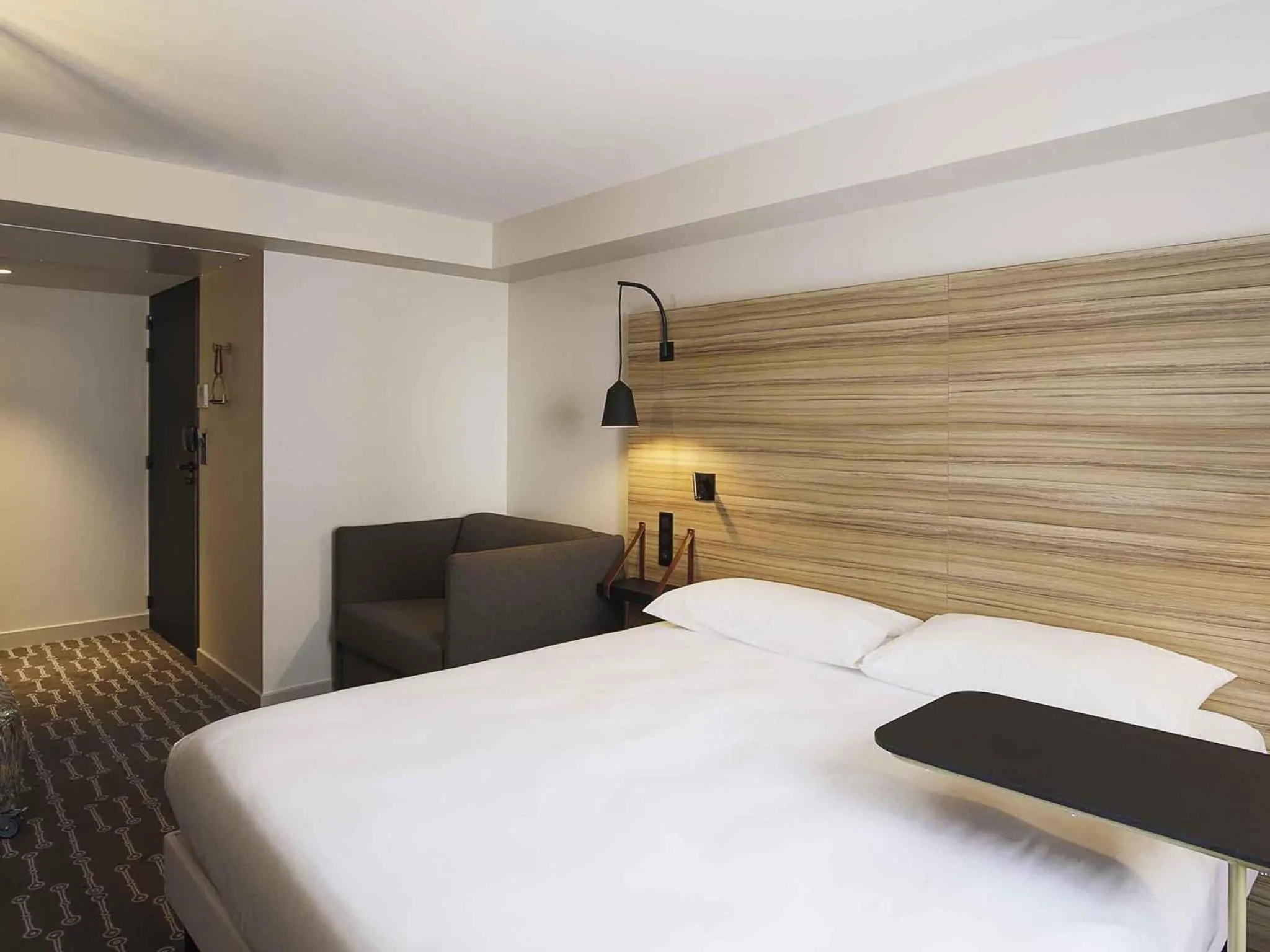 Bedroom, Bed in ibis Styles Laval Centre Gare