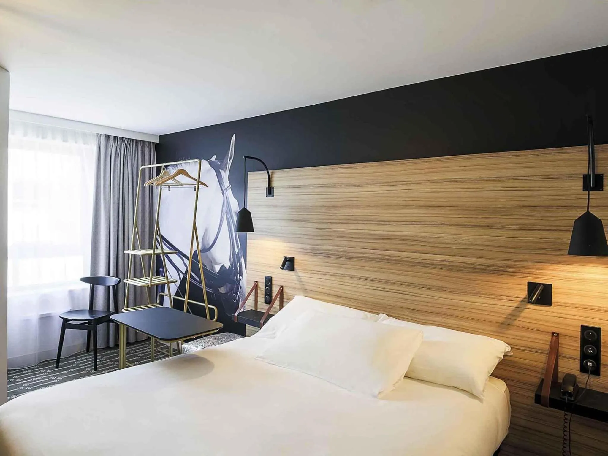 Bedroom, Bed in ibis Styles Laval Centre Gare