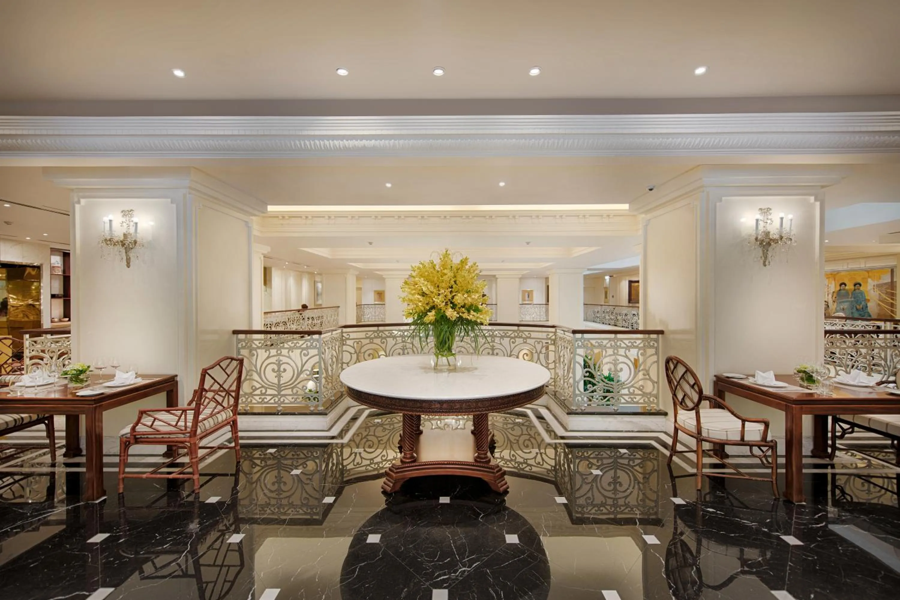 Restaurant/places to eat in Apricot Hotel