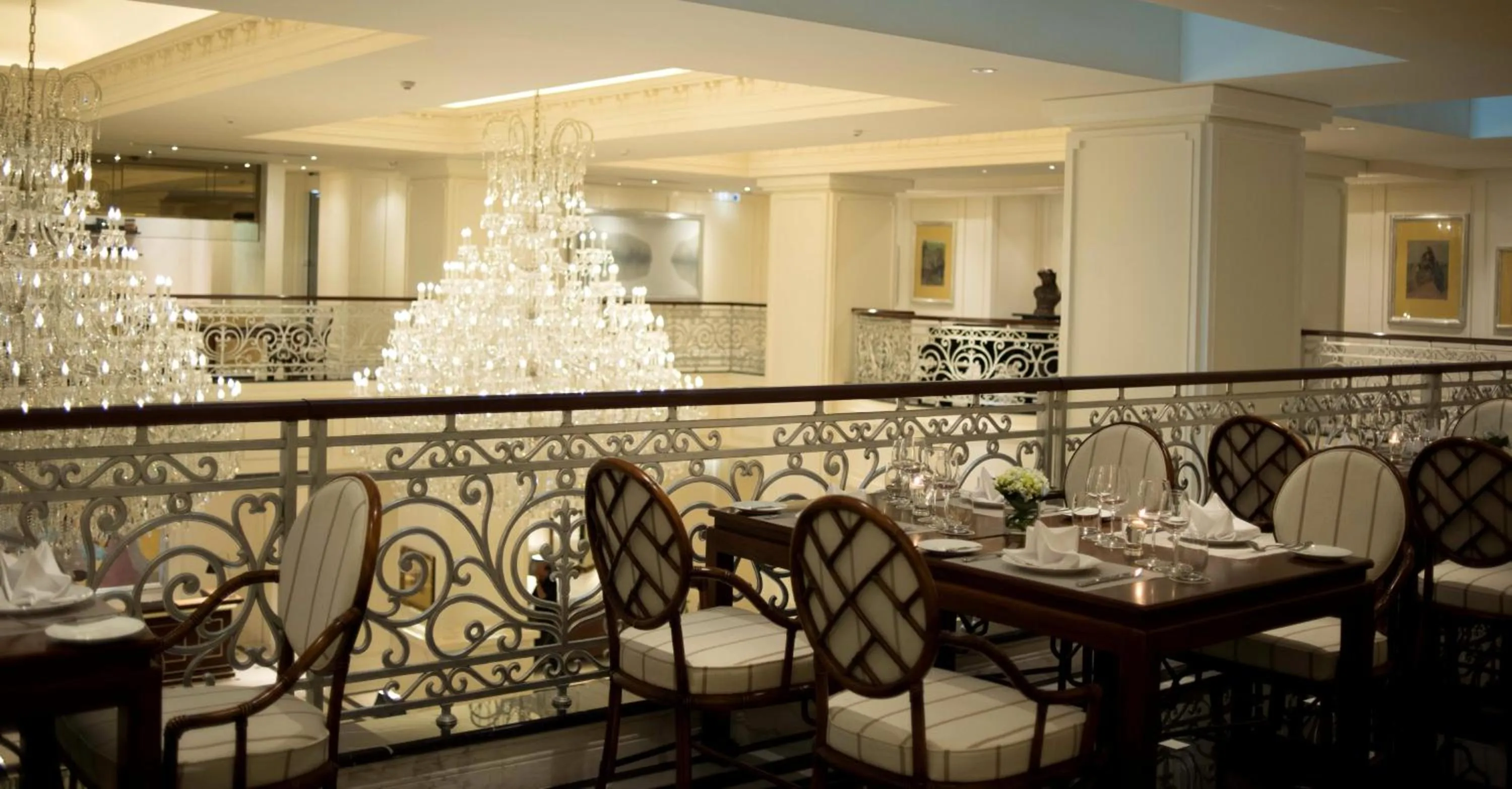 Restaurant/places to eat in Apricot Hotel