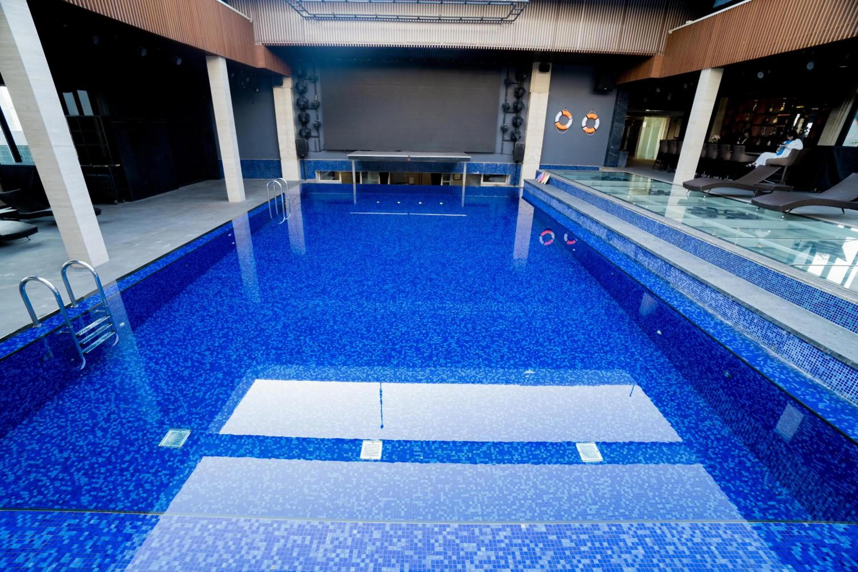 Swimming pool in Apricot Hotel