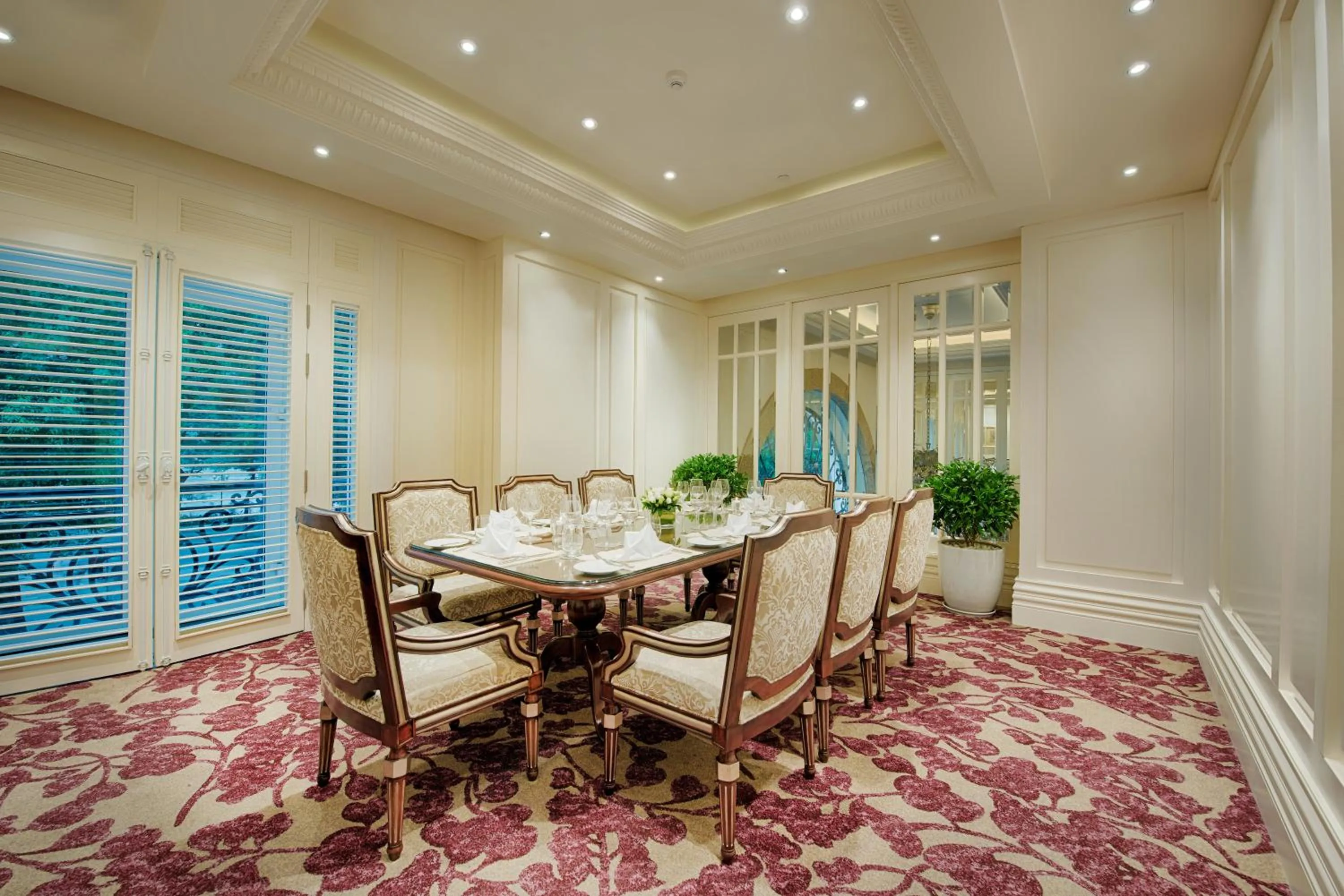Dining area in Apricot Hotel