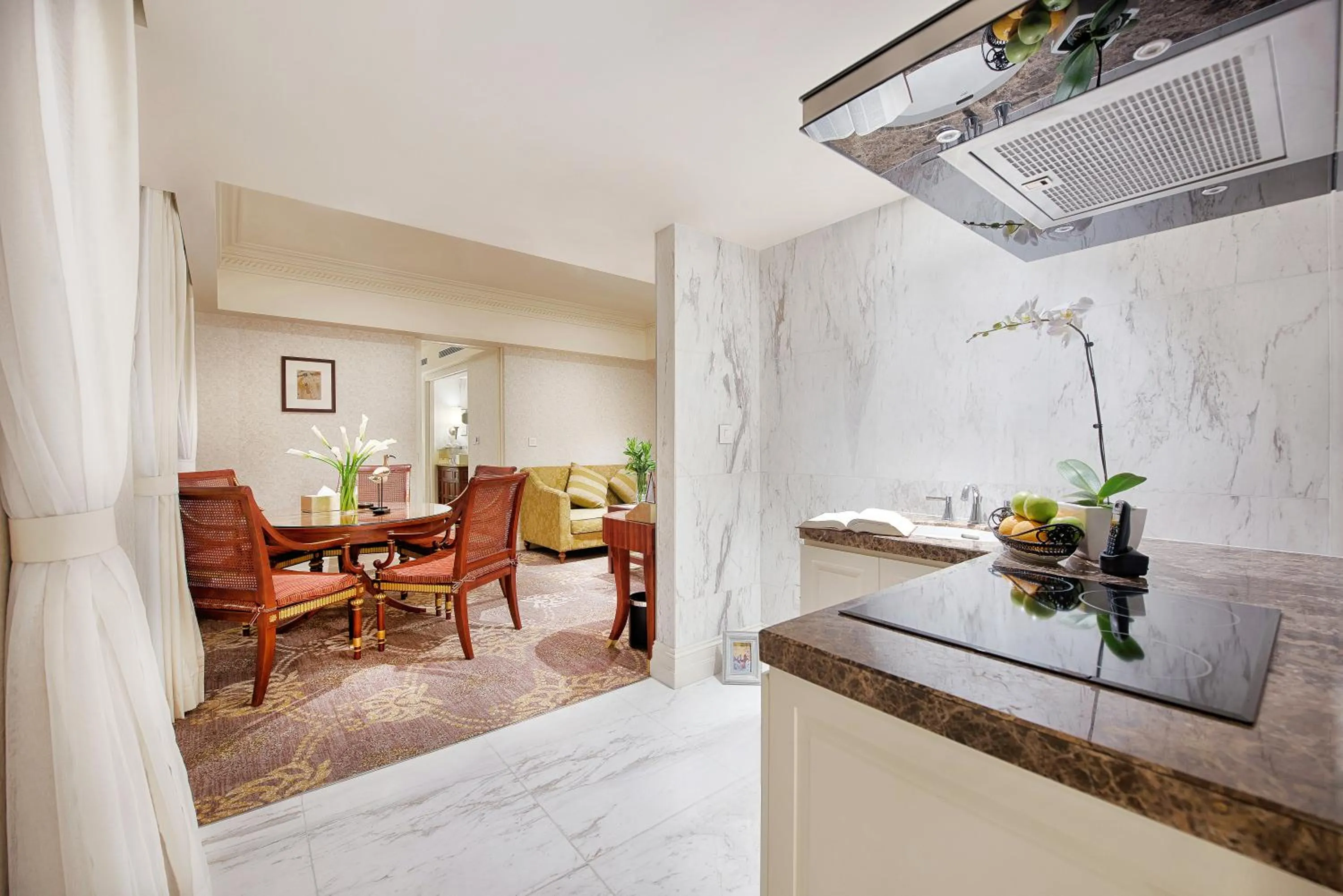 Kitchen or kitchenette in Apricot Hotel