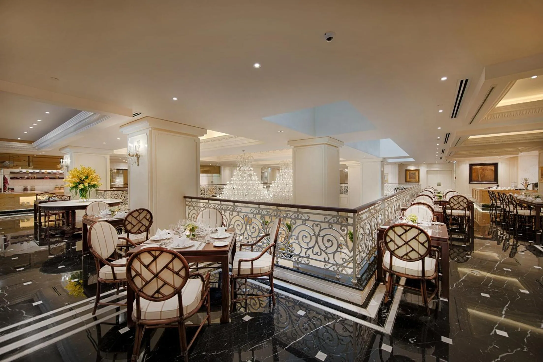 Restaurant/places to eat in Apricot Hotel