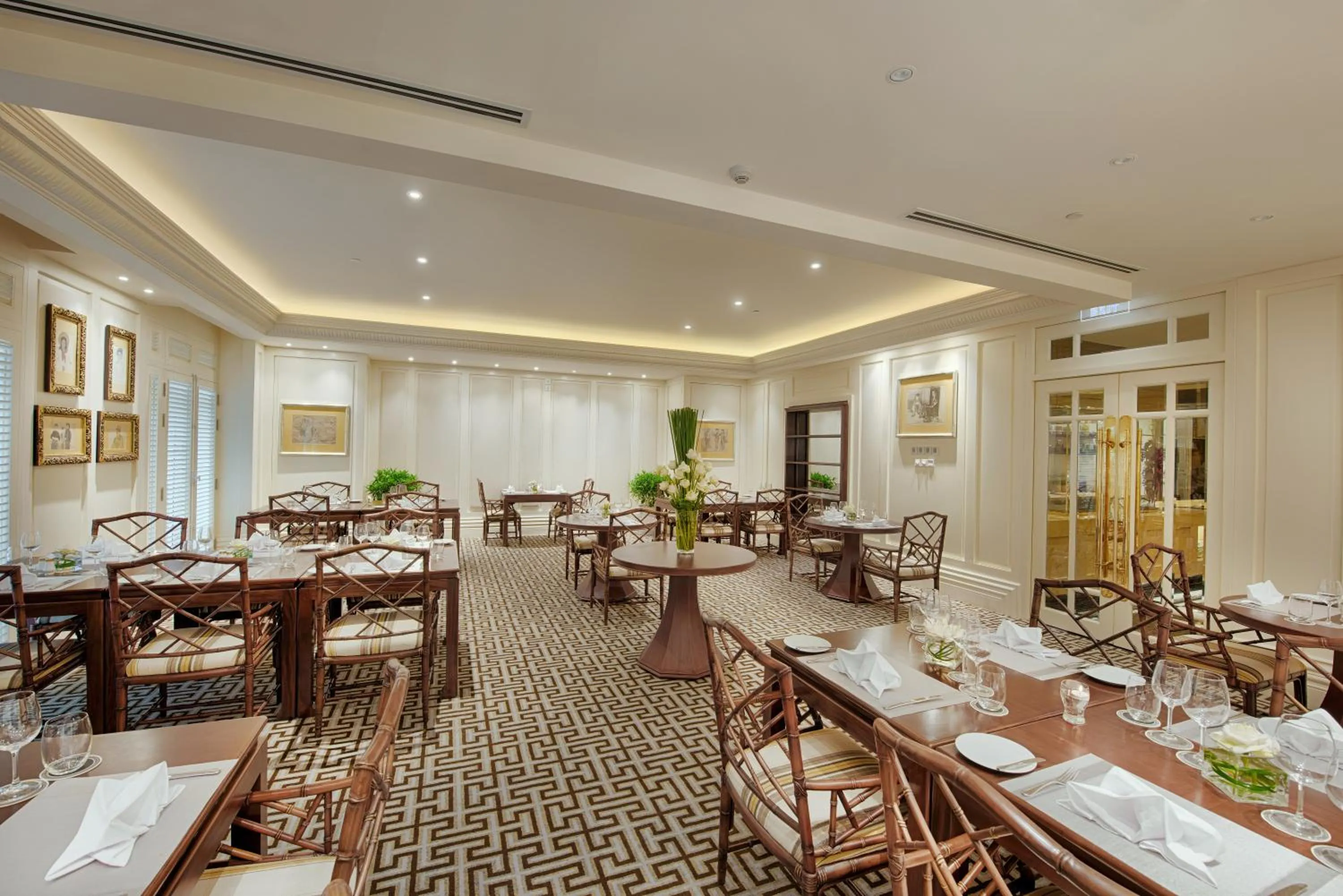 Restaurant/places to eat in Apricot Hotel