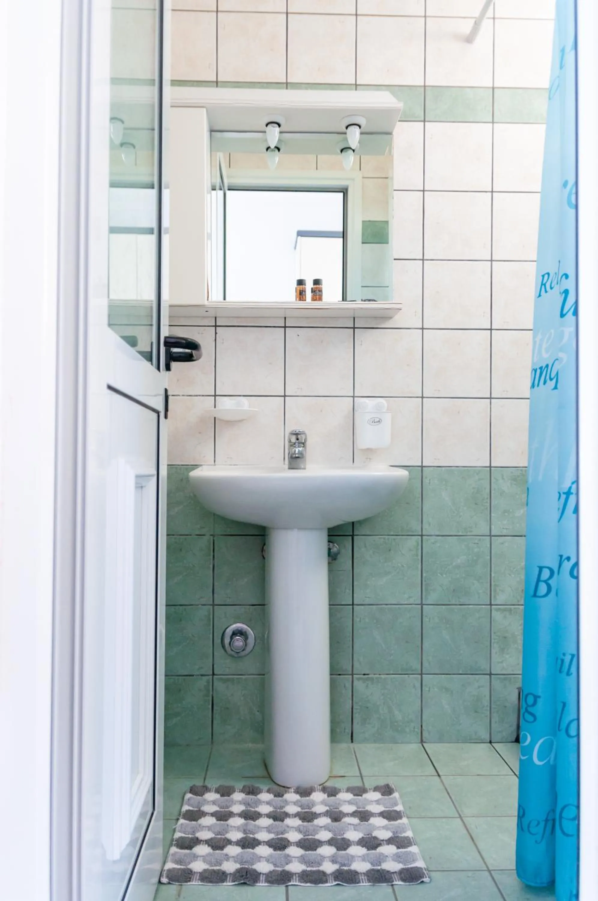 Shower in Apart Hotel Blumarin