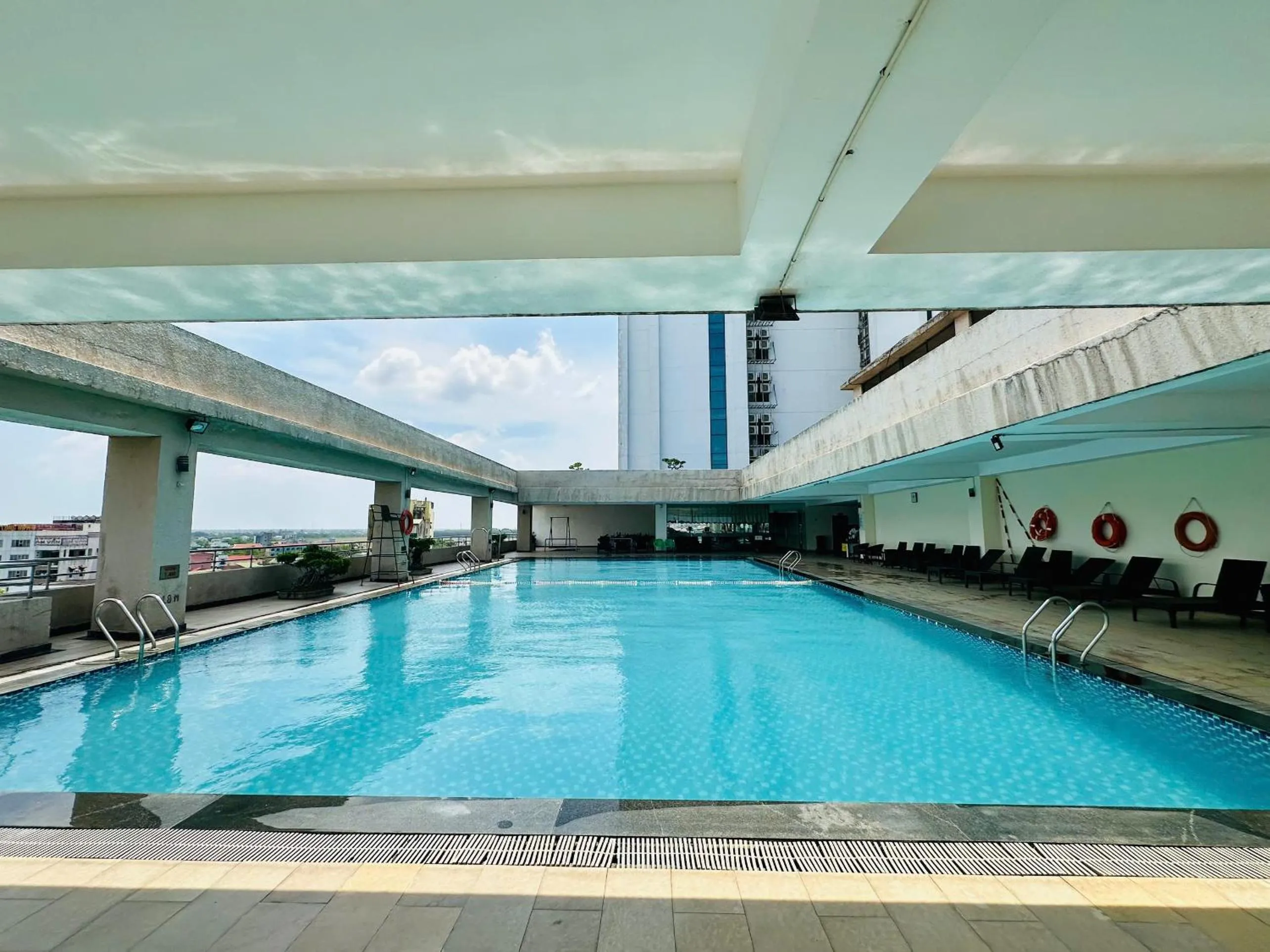 Swimming pool in Muong Thanh Grand Quang Tri Hotel
