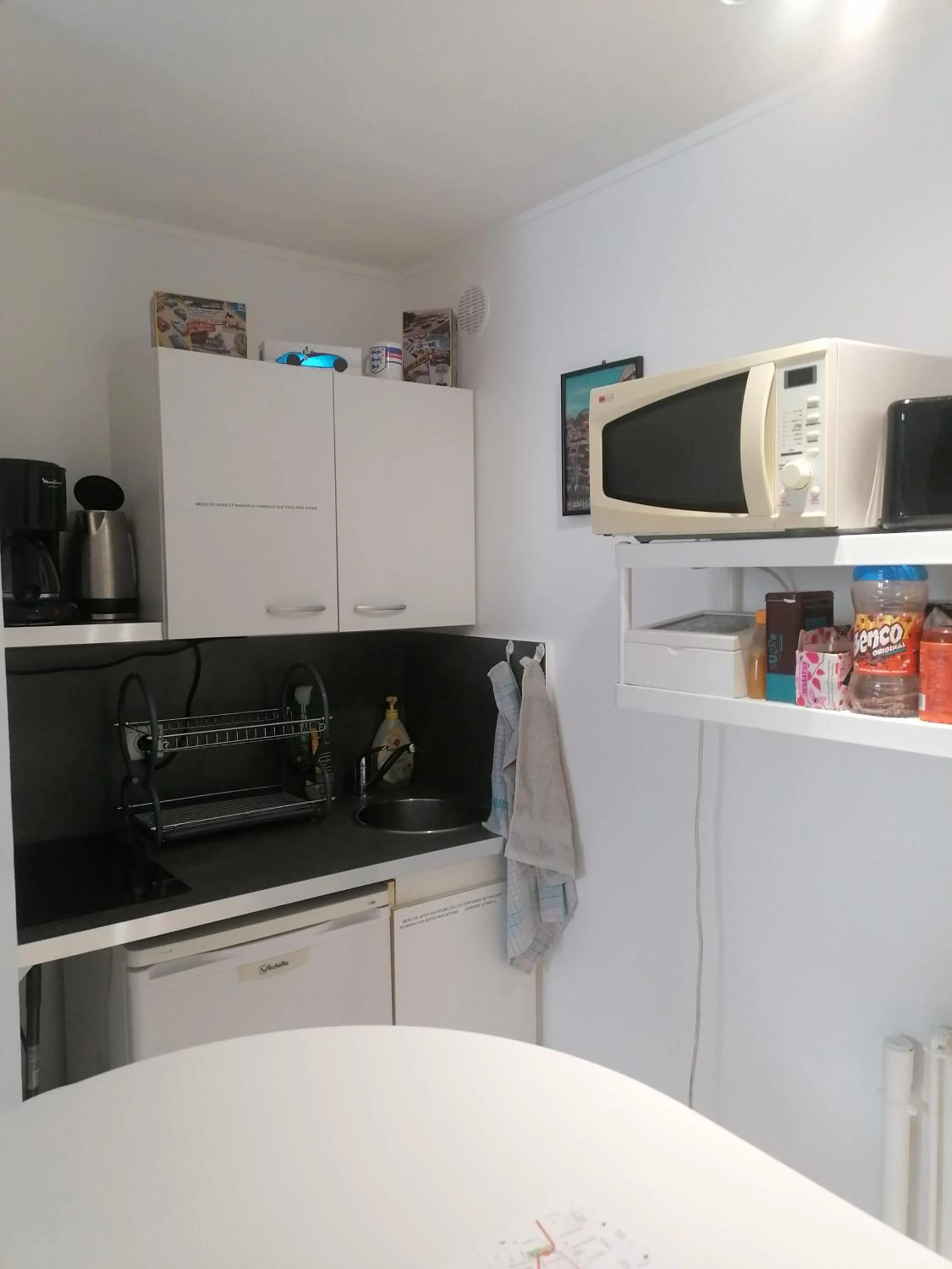 Kitchen or kitchenette in Le Petit Chalet -Appartement proche de la vieille ville , du centre ville et du Tram- PETIT DEJEUNER OFFERT