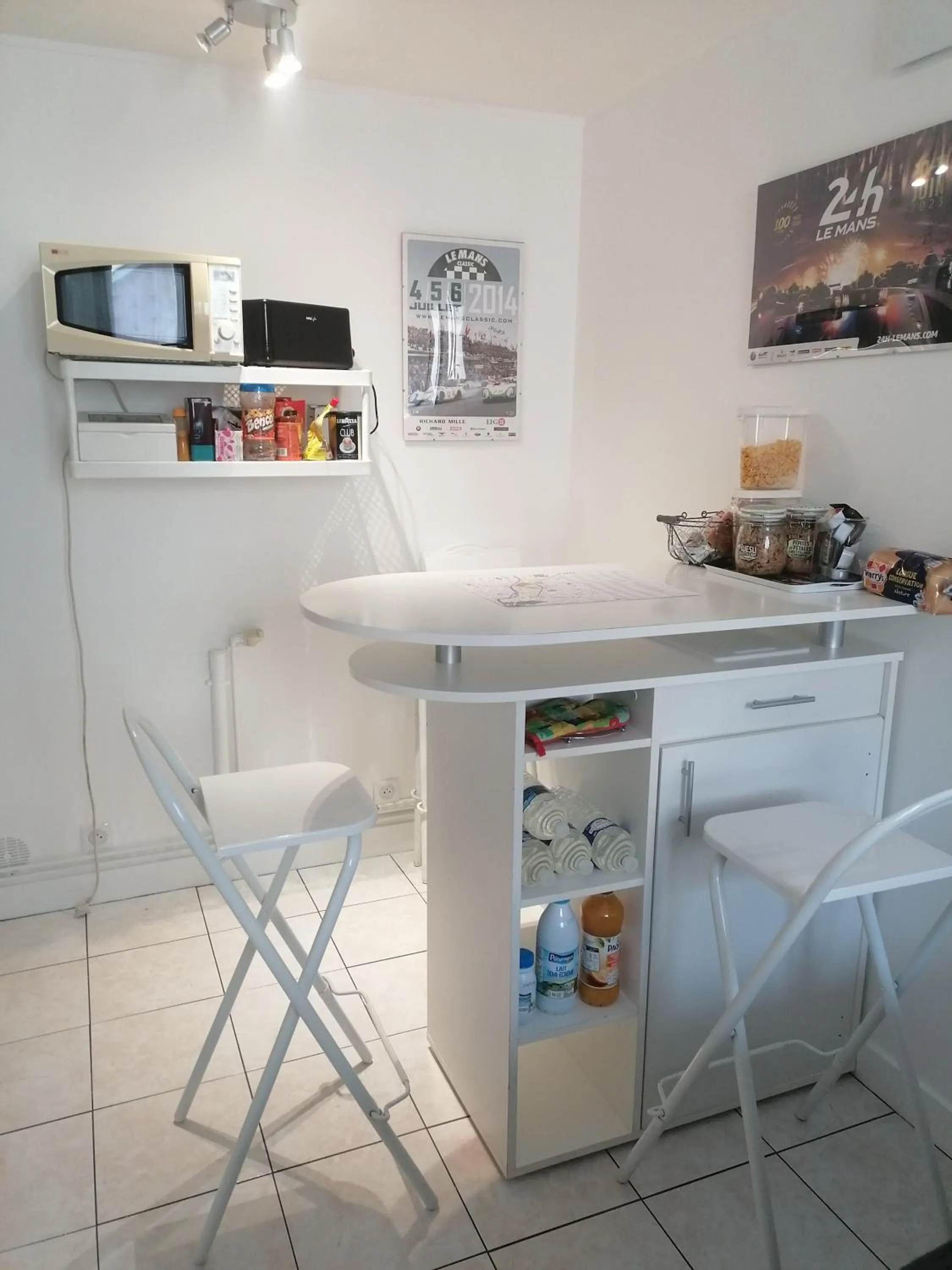 Kitchen or kitchenette in Le Petit Chalet -Appartement proche de la vieille ville , du centre ville et du Tram- PETIT DEJEUNER OFFERT