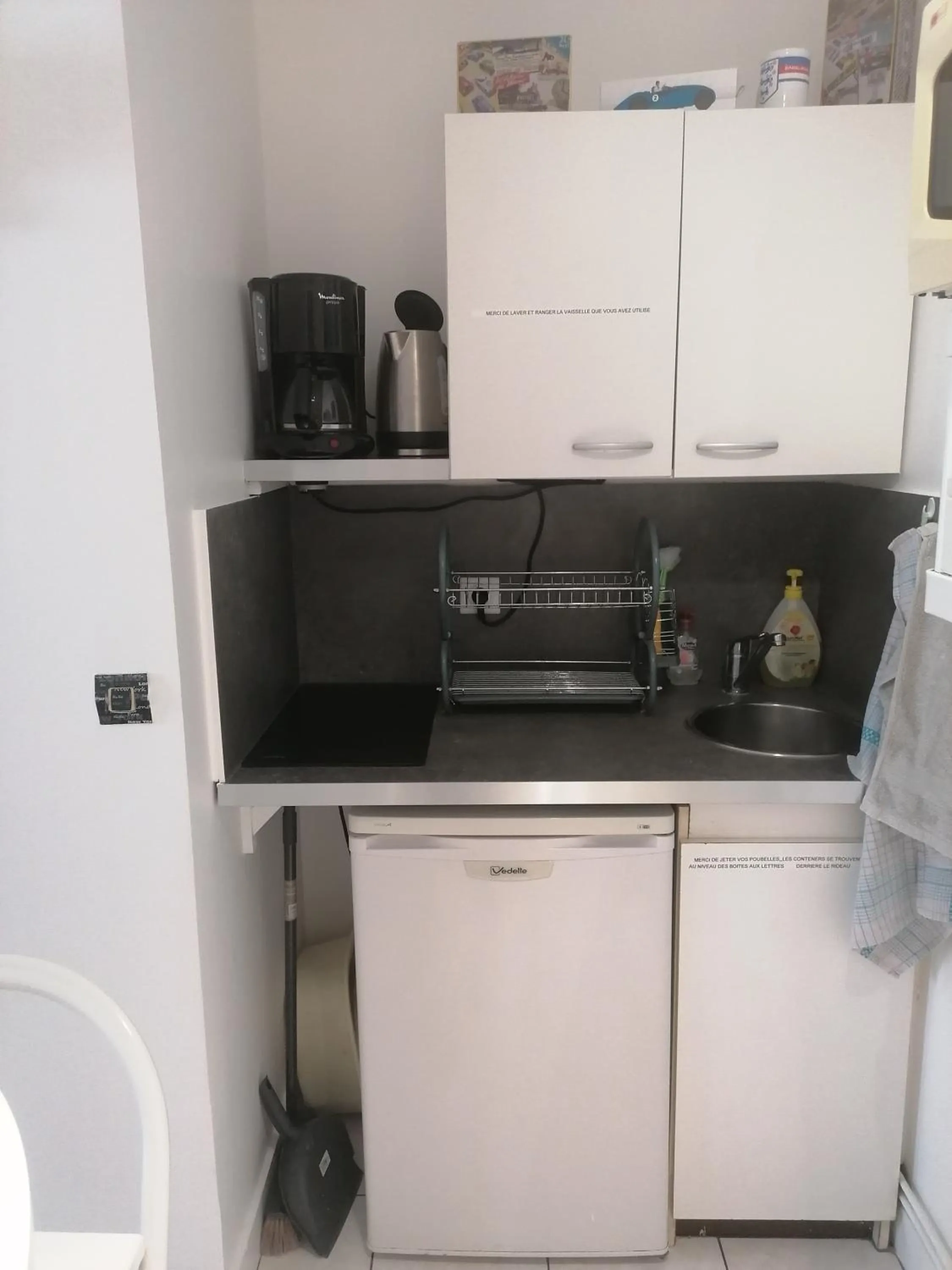 Kitchen or kitchenette in Le Petit Chalet -Appartement proche de la vieille ville , du centre ville et du Tram- PETIT DEJEUNER OFFERT