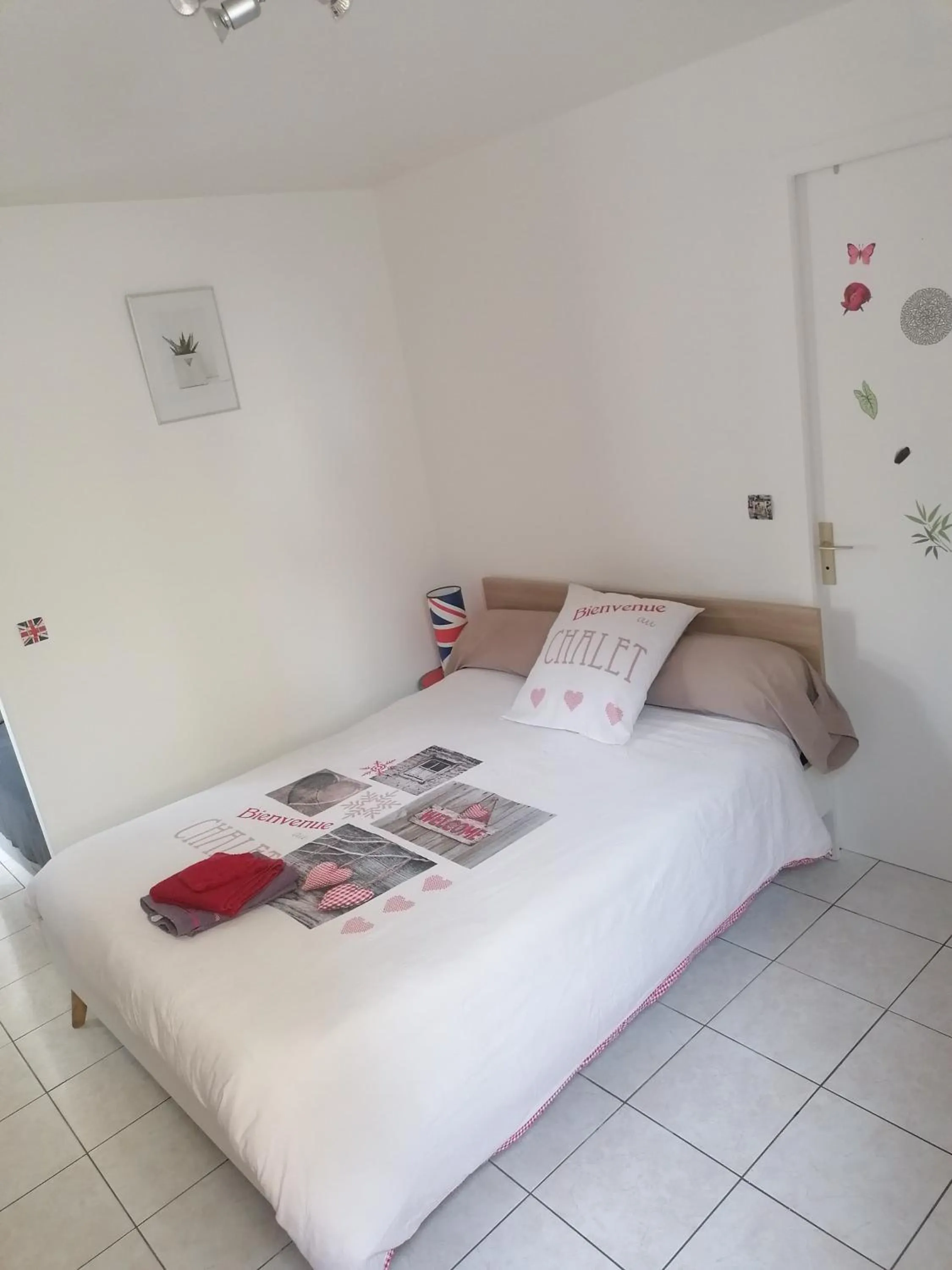 Bedroom, Bed in Le Petit Chalet -Appartement proche de la vieille ville , du centre ville et du Tram- PETIT DEJEUNER OFFERT