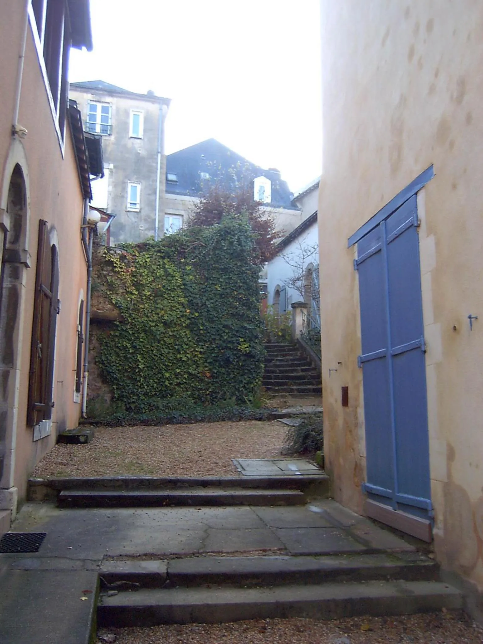 Garden in Le Petit Chalet -Appartement proche de la vieille ville , du centre ville et du Tram- PETIT DEJEUNER OFFERT