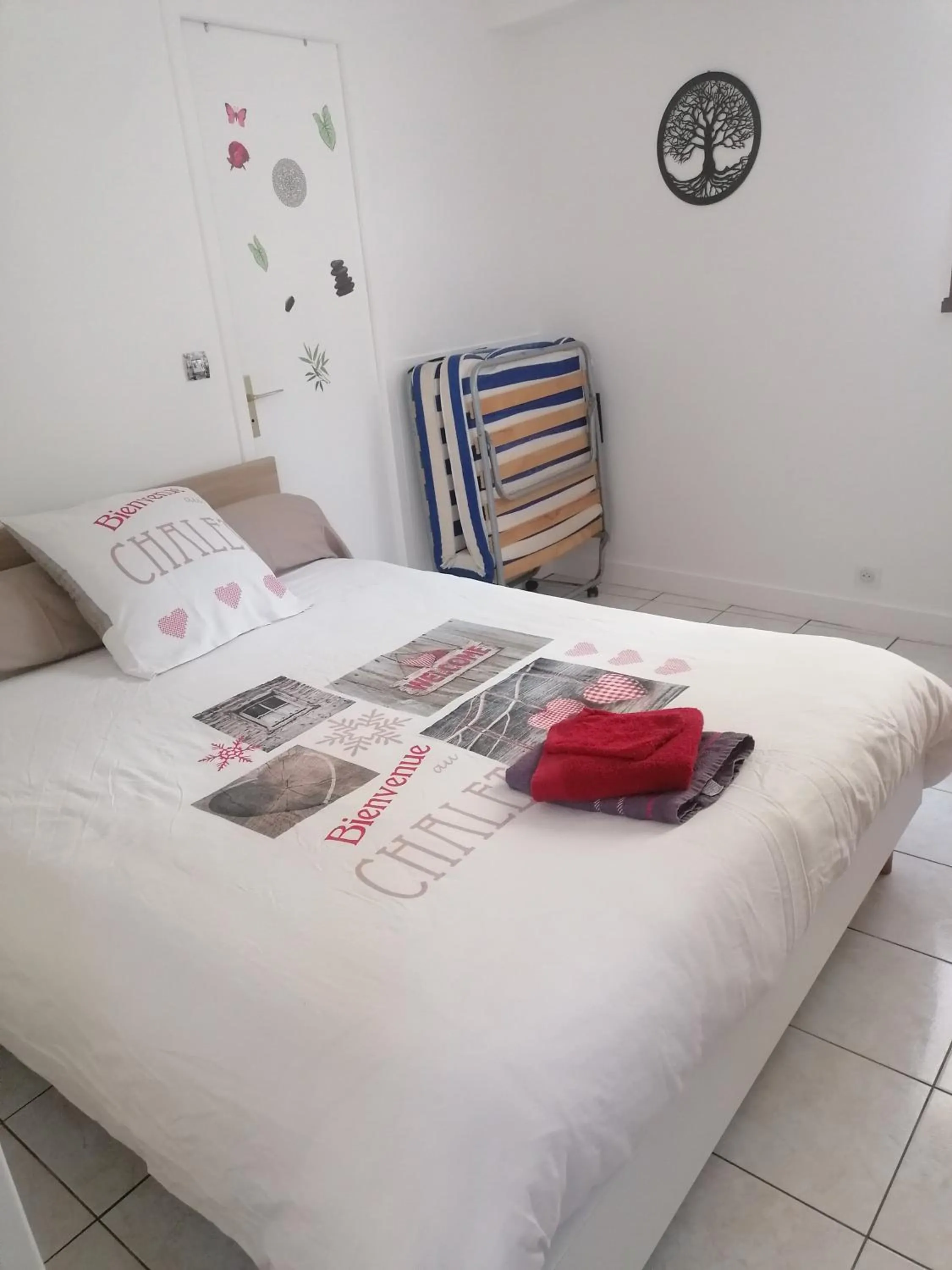 Bedroom, Bed in Le Petit Chalet -Appartement proche de la vieille ville , du centre ville et du Tram- PETIT DEJEUNER OFFERT