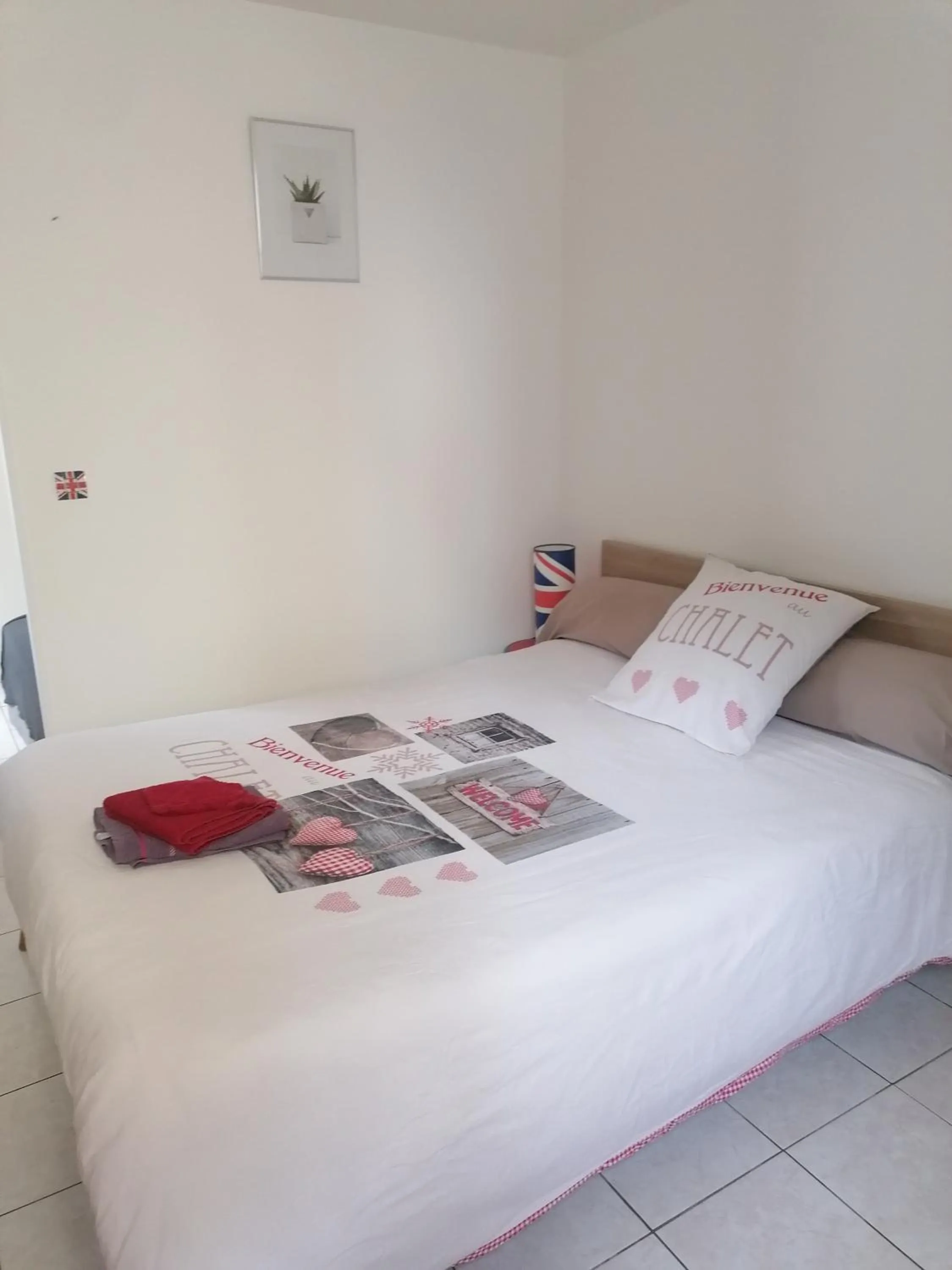 Photo of the whole room, Bed in Le Petit Chalet -Appartement proche de la vieille ville , du centre ville et du Tram- PETIT DEJEUNER OFFERT