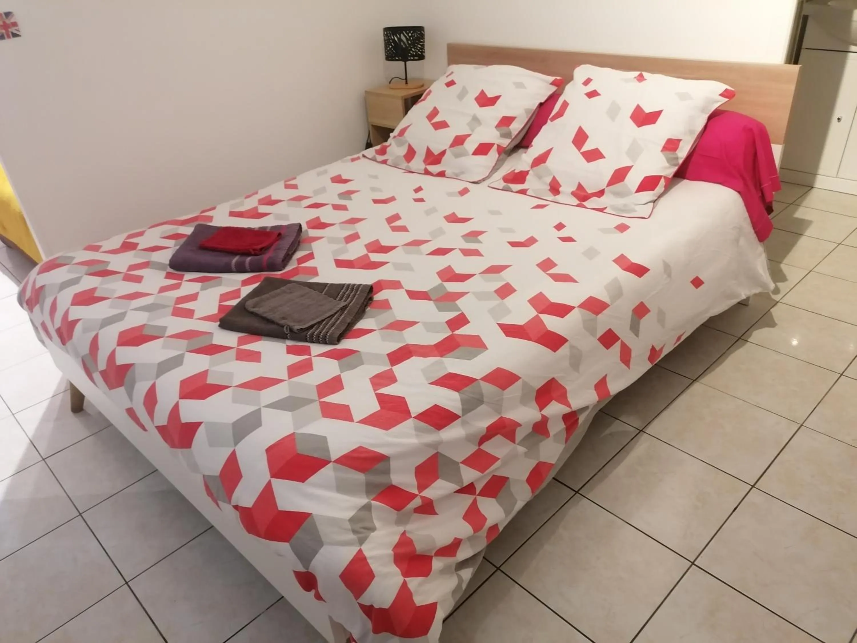 Bedroom, Bed in Le Petit Chalet -Appartement proche de la vieille ville , du centre ville et du Tram- PETIT DEJEUNER OFFERT