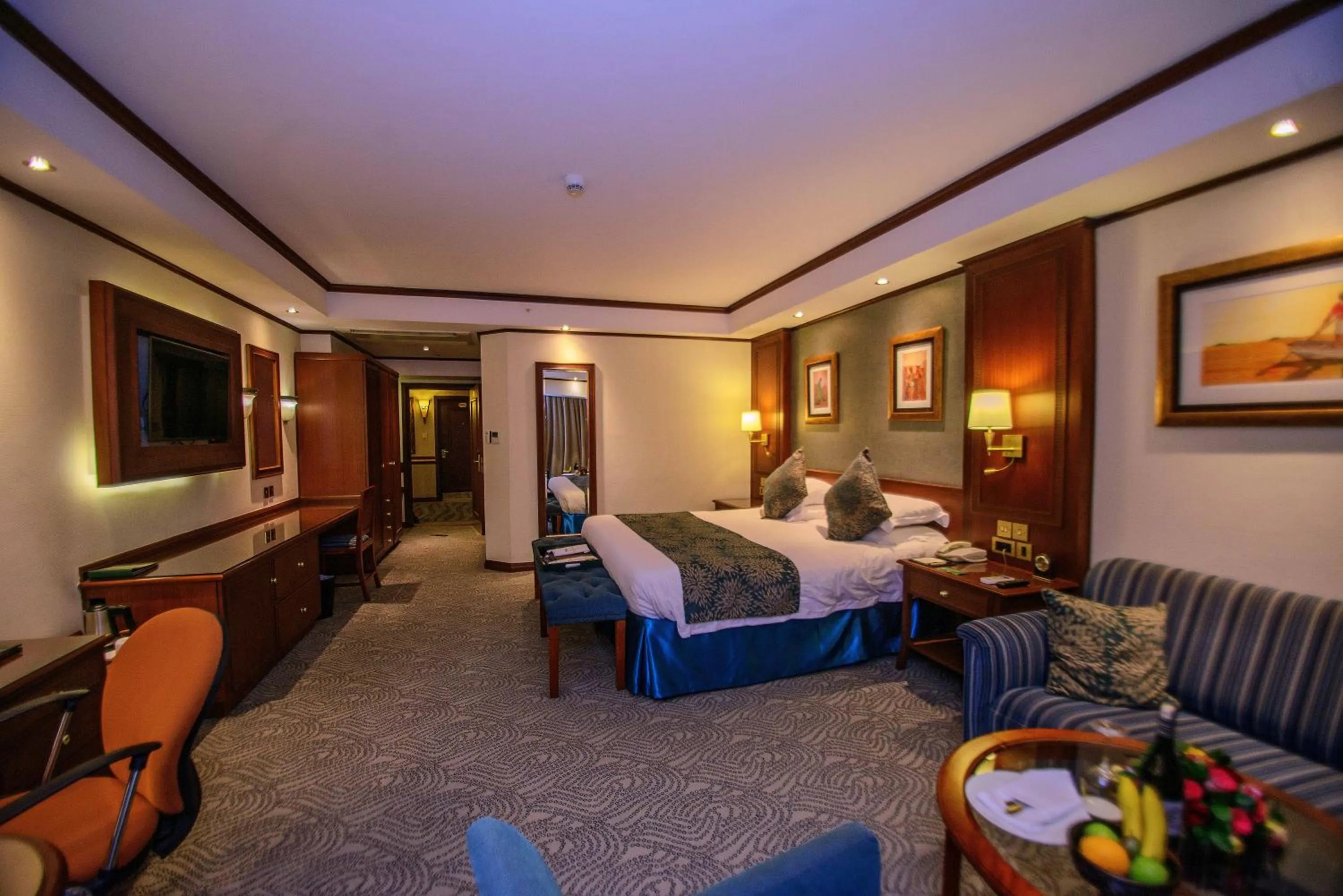 Bedroom, Bed in Kampala Serena Hotel