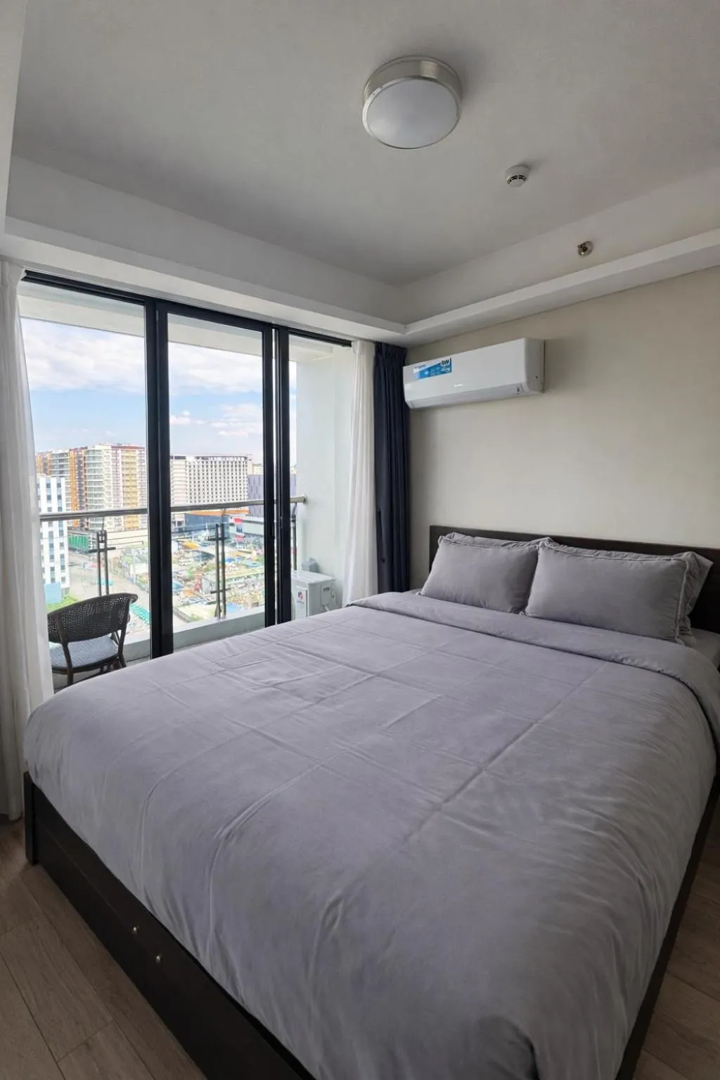 Balcony/Terrace, Bed in LCONDOTEL Hotel Studio with Balcony at Imperial Plaza near MOA NAIA PITX