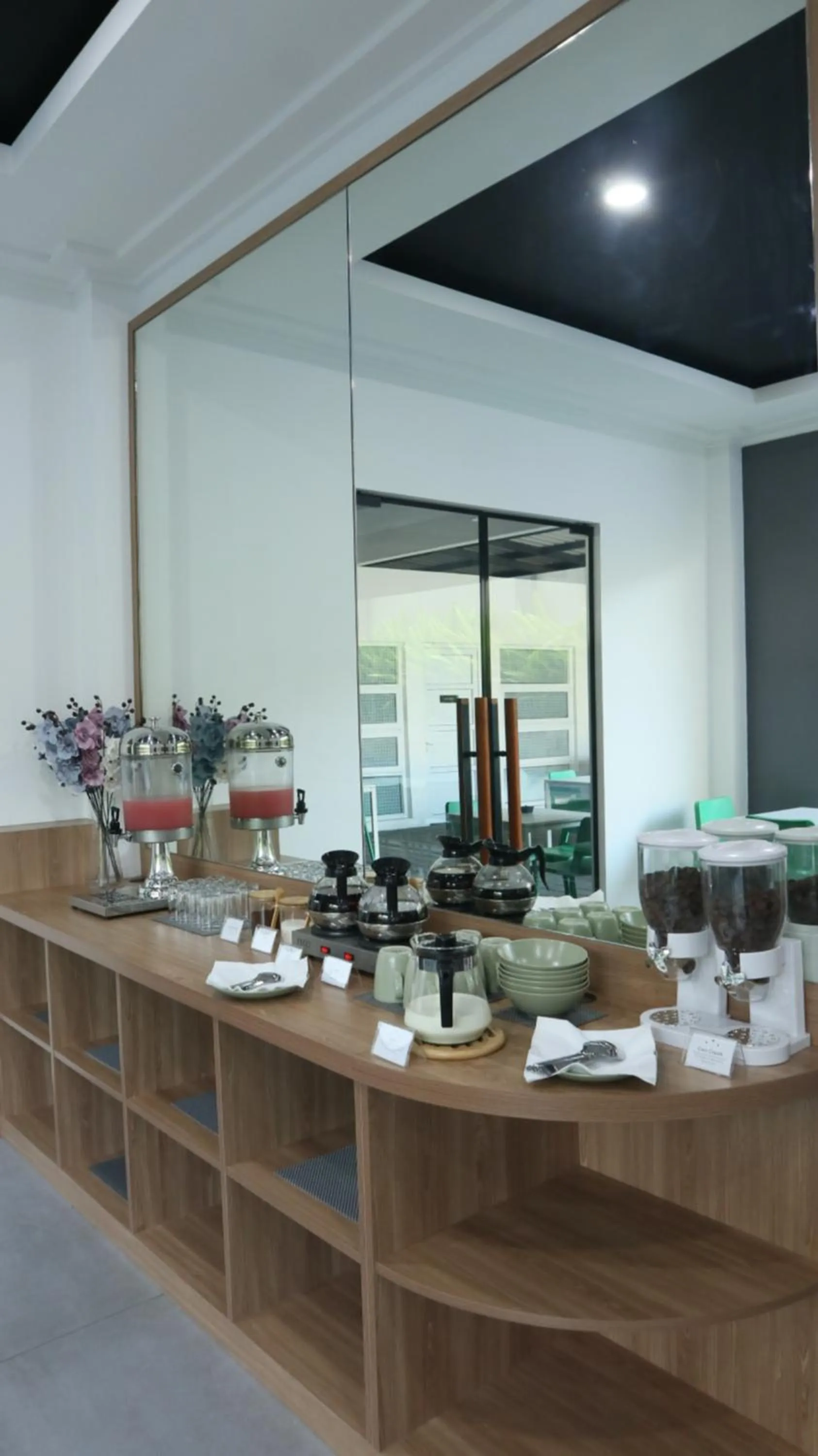 Restaurant/places to eat in VNC Alam Sutera Hotel Powered by Archipelago