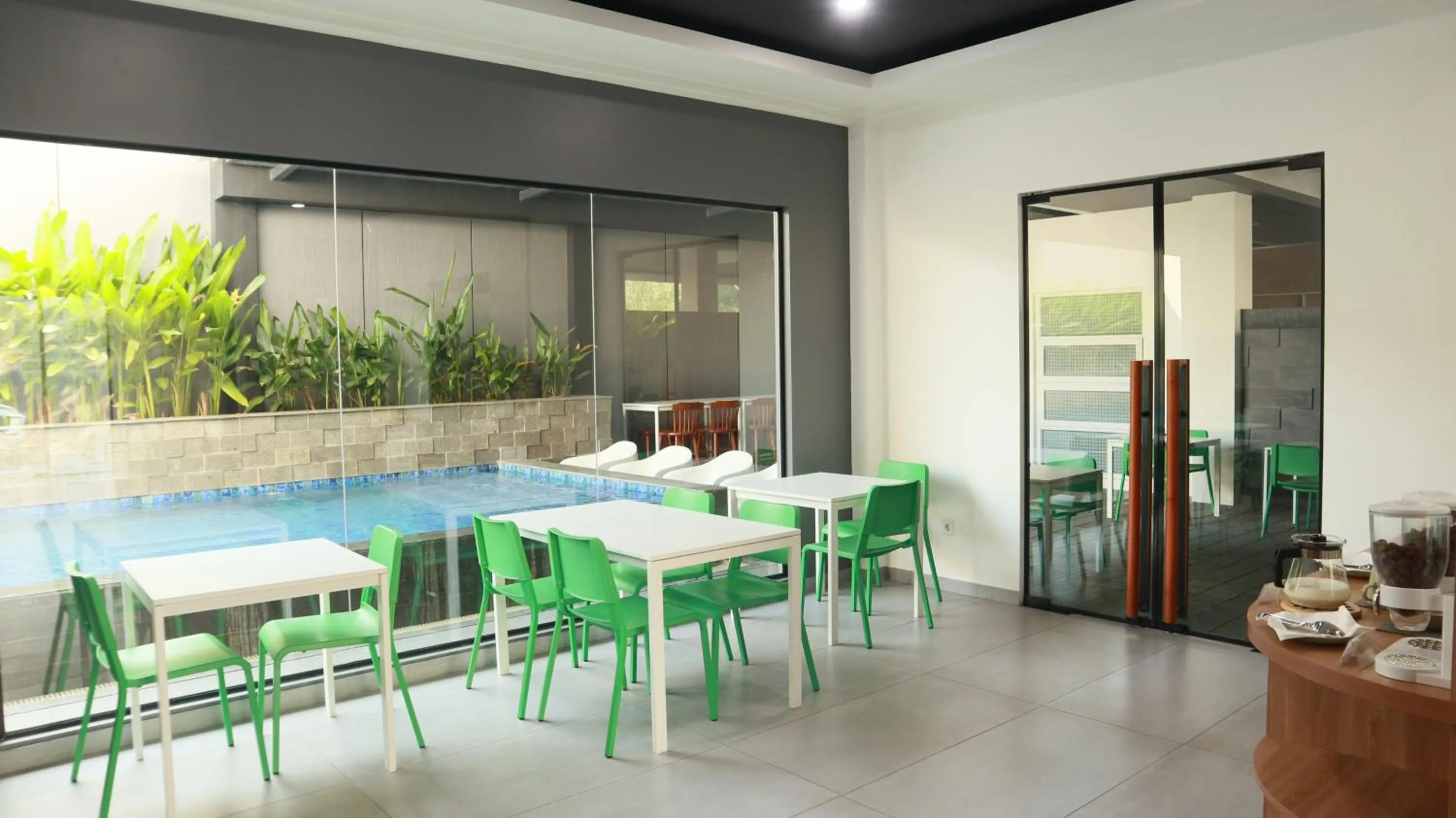 Restaurant/places to eat in VNC Alam Sutera Hotel Powered by Archipelago