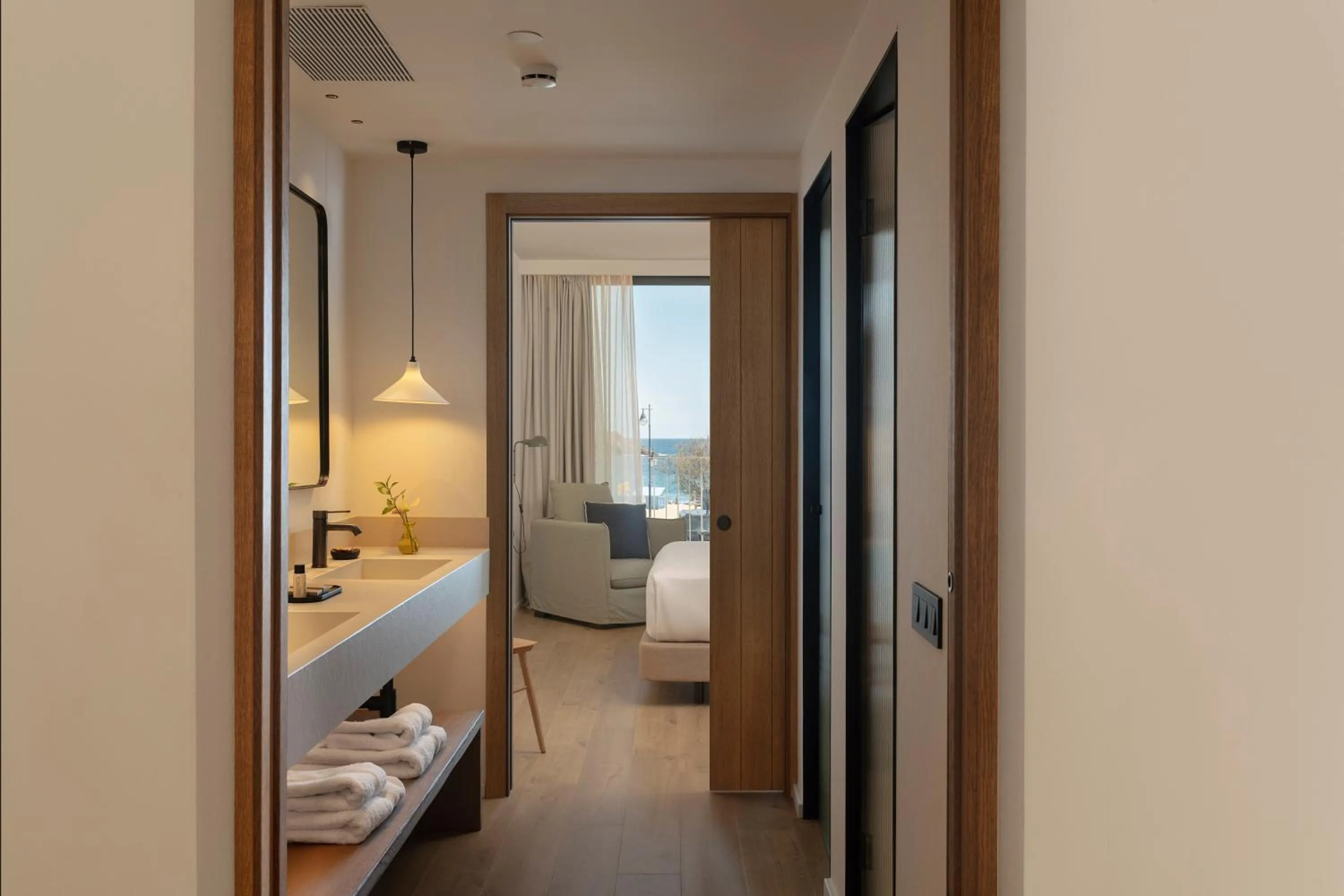Bathroom, Bed in Elisabeth by the Sea Hotel