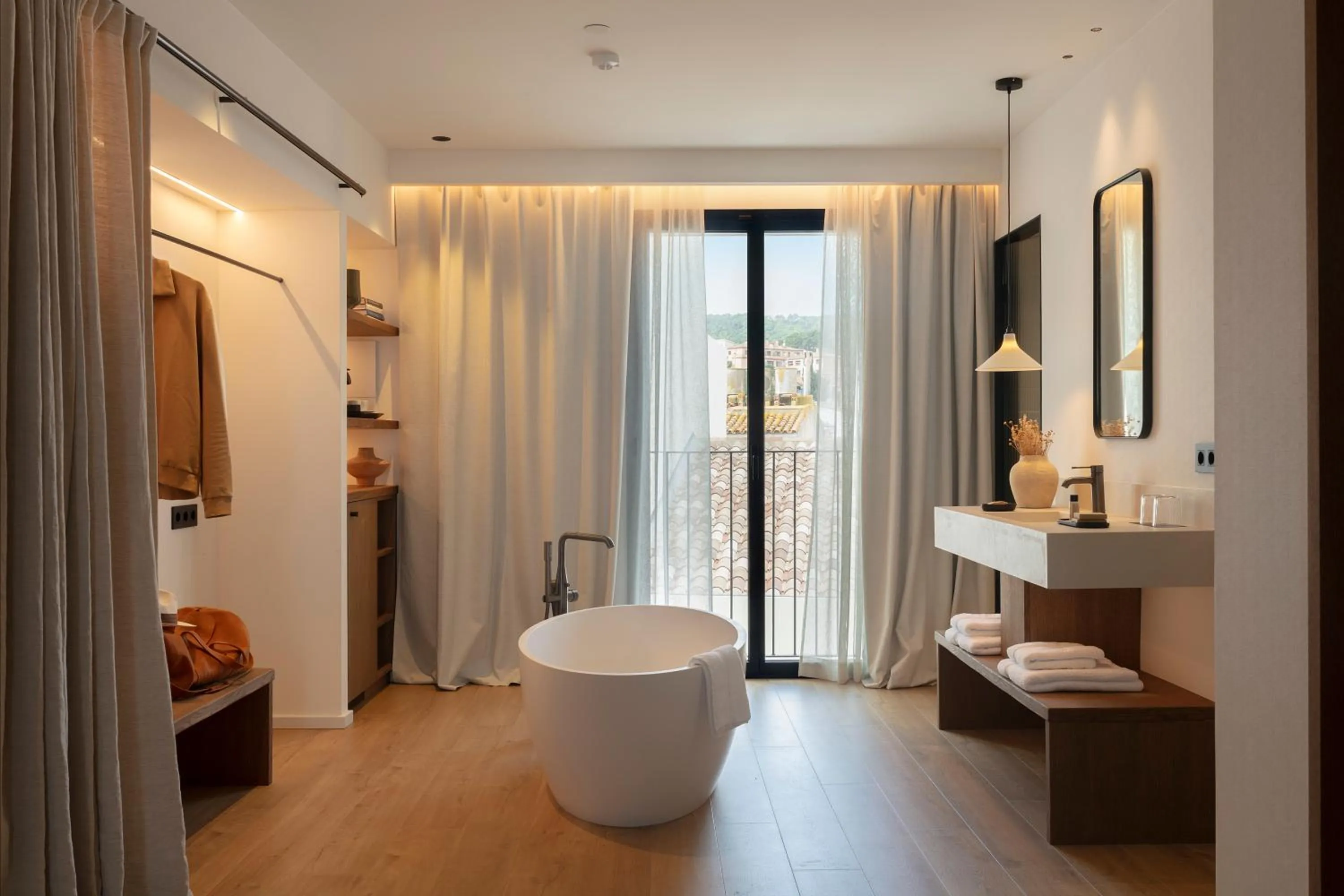 Bathroom, Bed in Elisabeth by the Sea Hotel