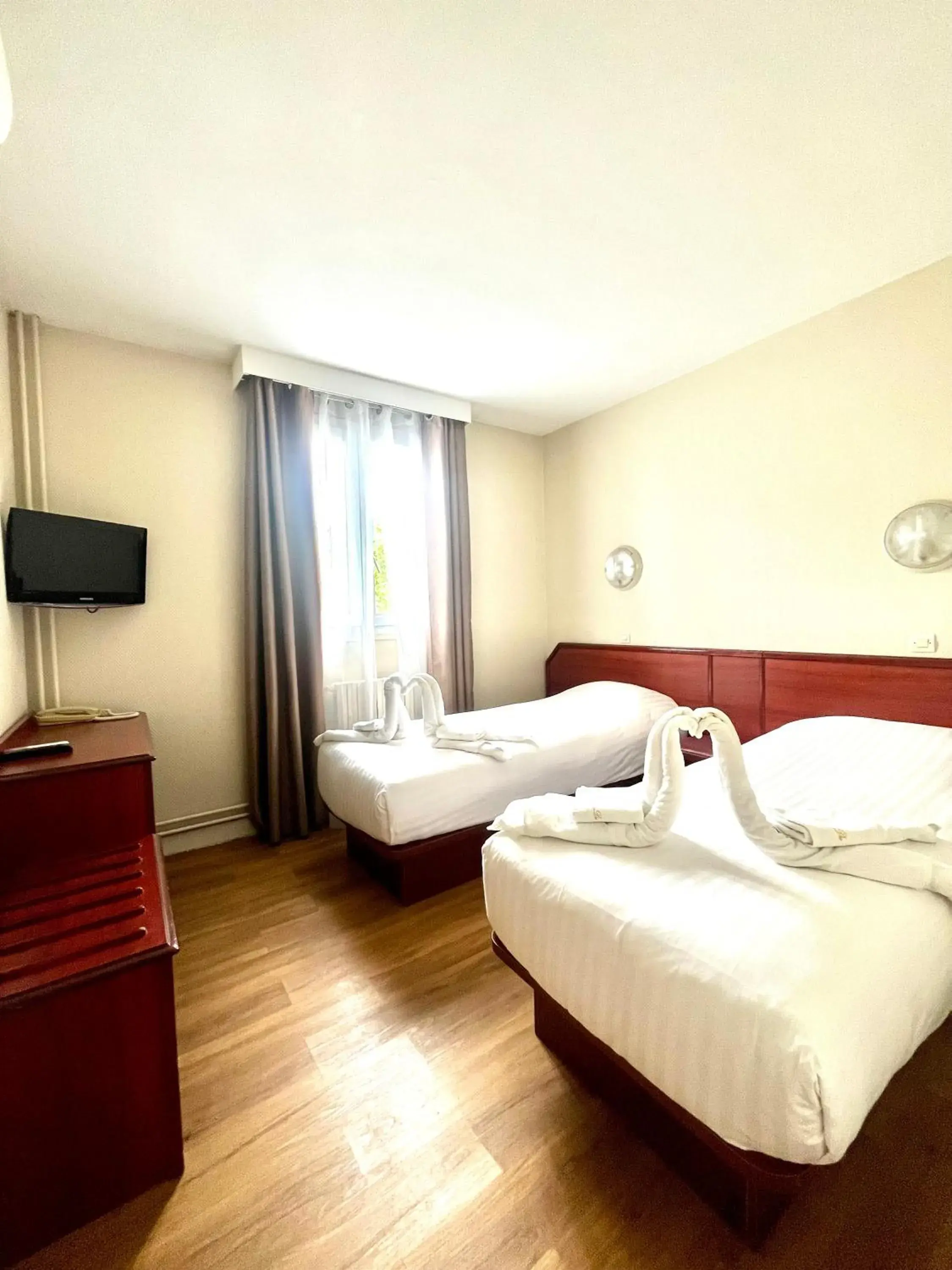 Twin Room with Private Bathroom in HOTEL DU PARC Twin Room with Private Bathroom in HOTEL DU PARC