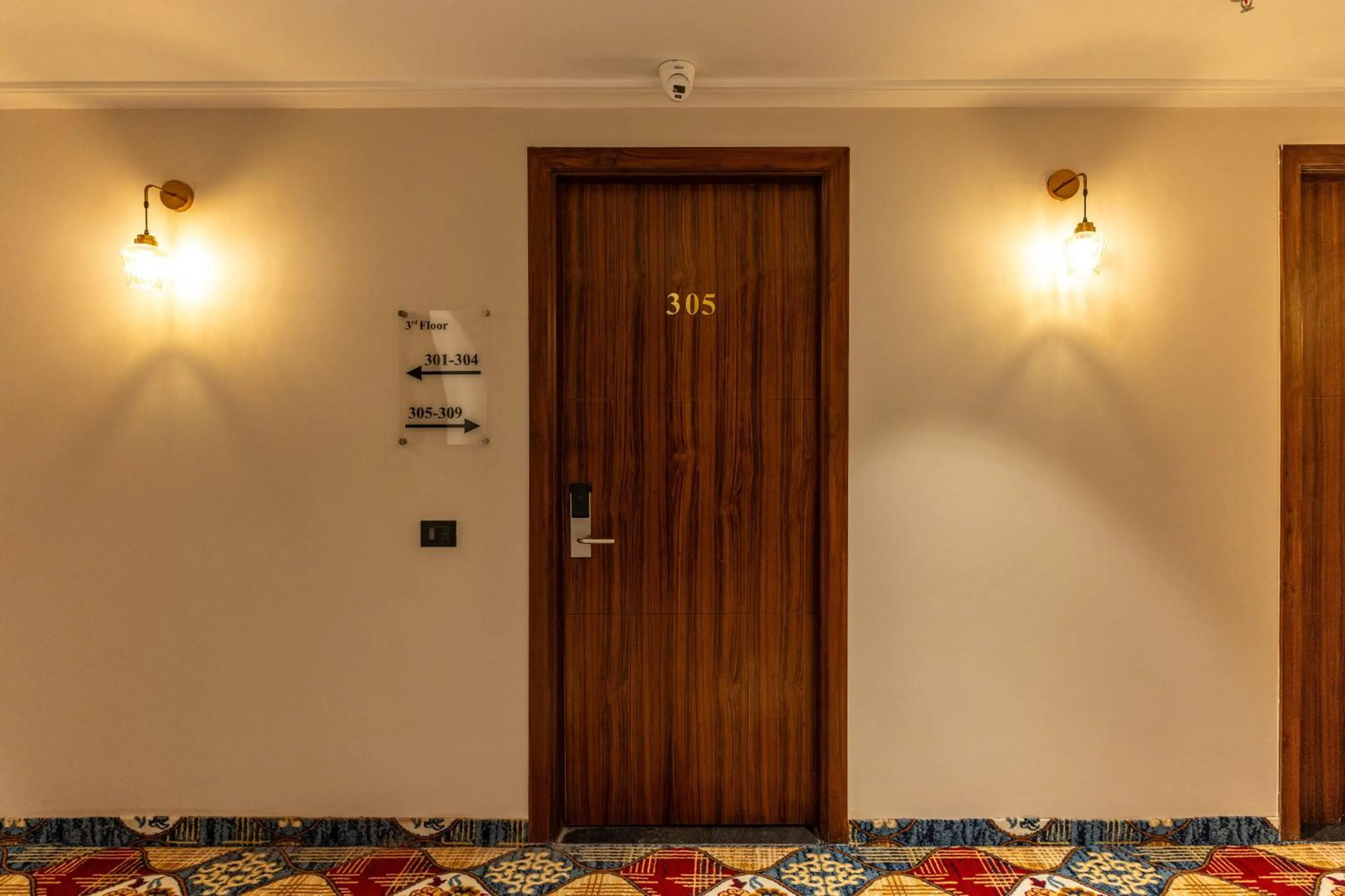 wardrobe in City Klyde Inn