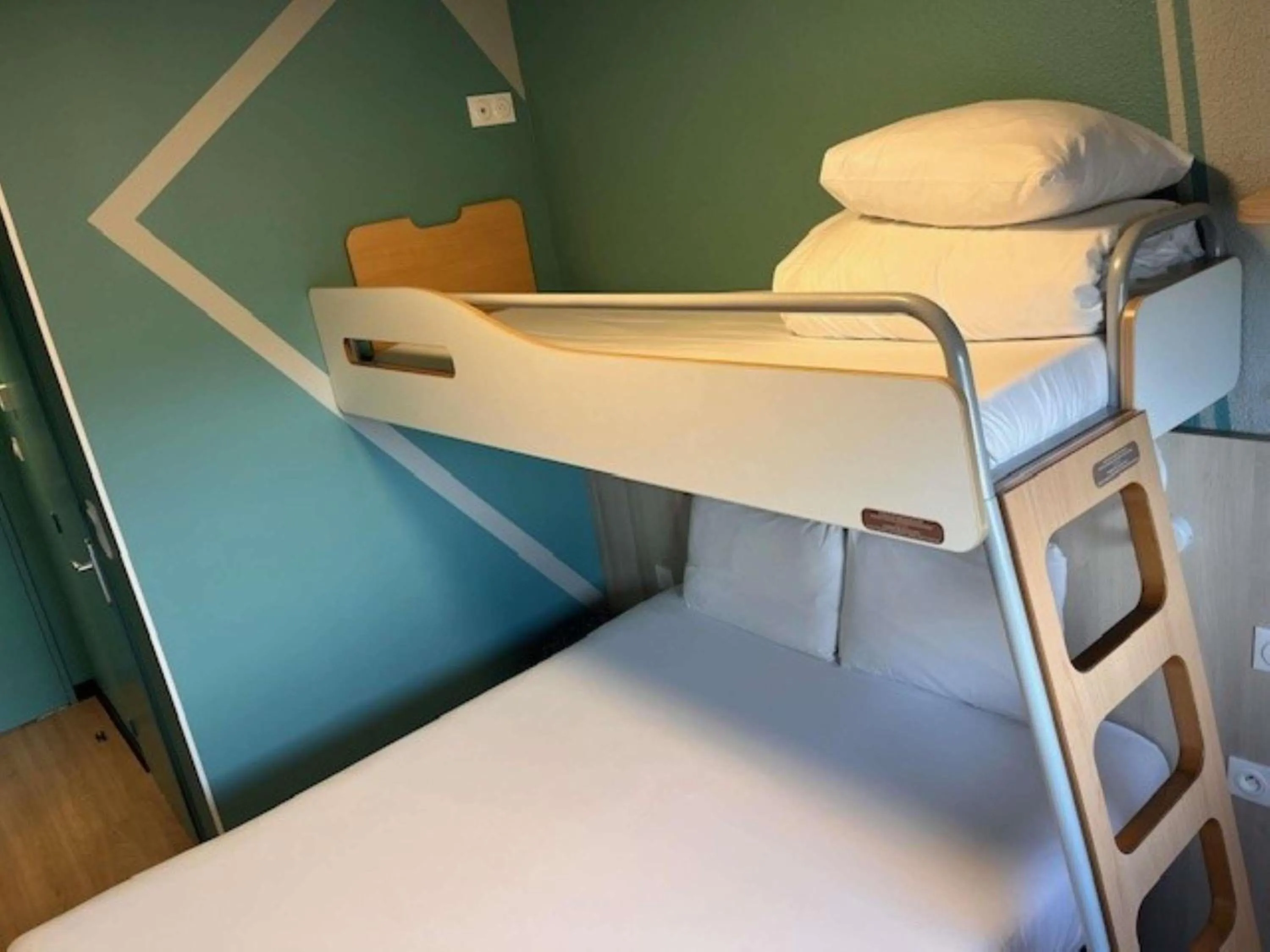 Bedroom, Bed in ibis budget Honfleur Centre