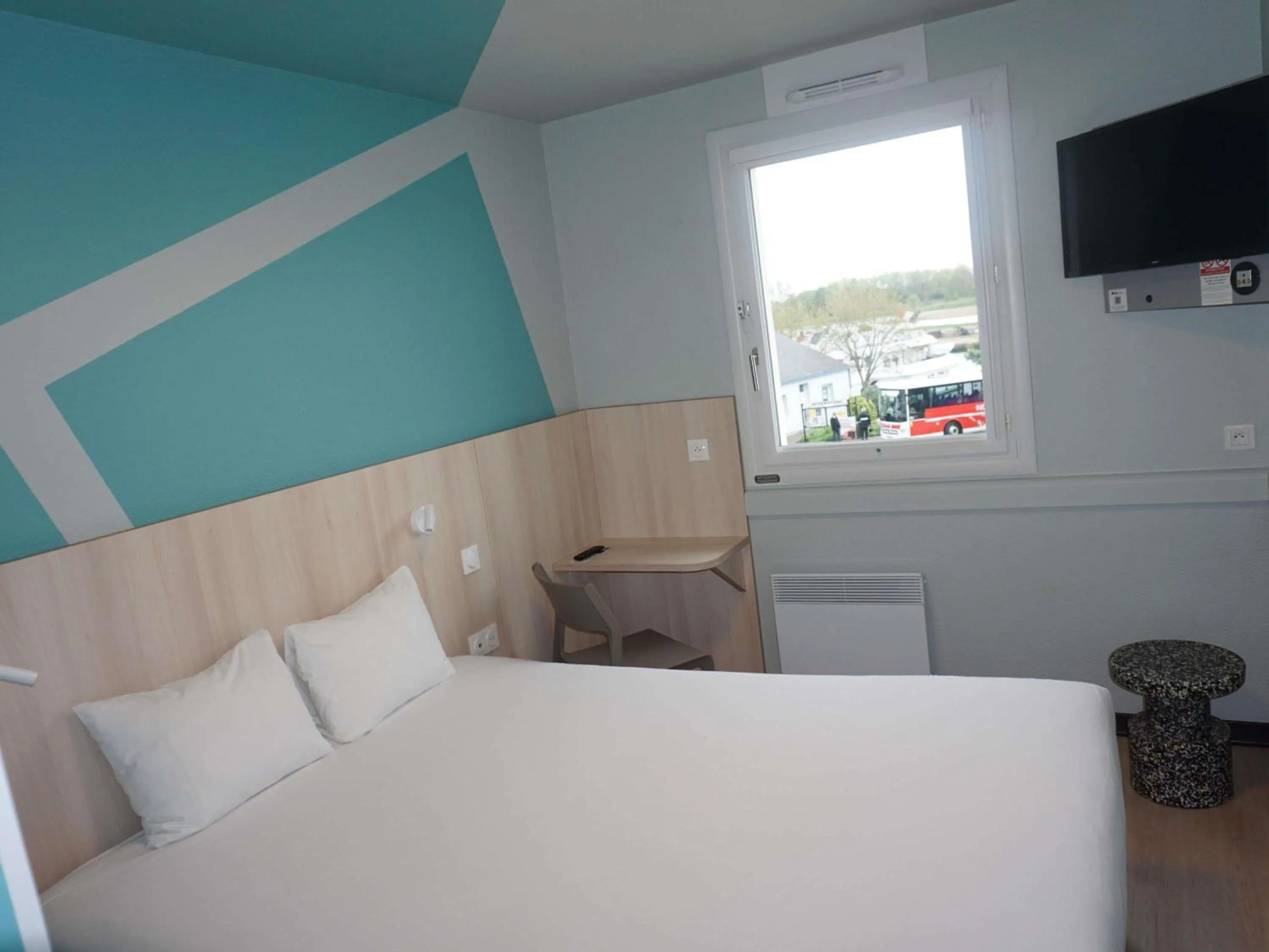 Property building, Bed in Ibis Budget Honfleur Centre Ville