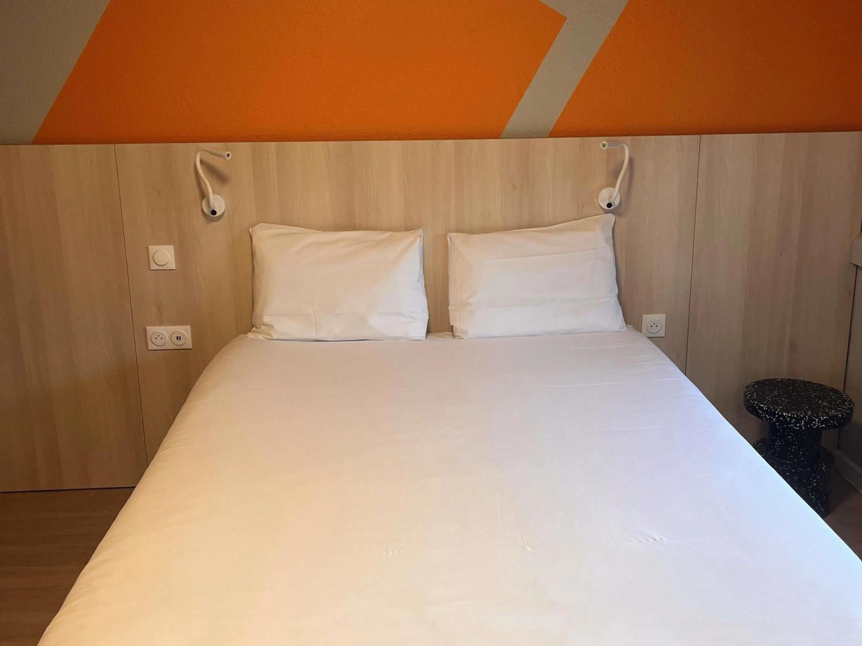 Bedroom, Bed in ibis budget Honfleur Centre