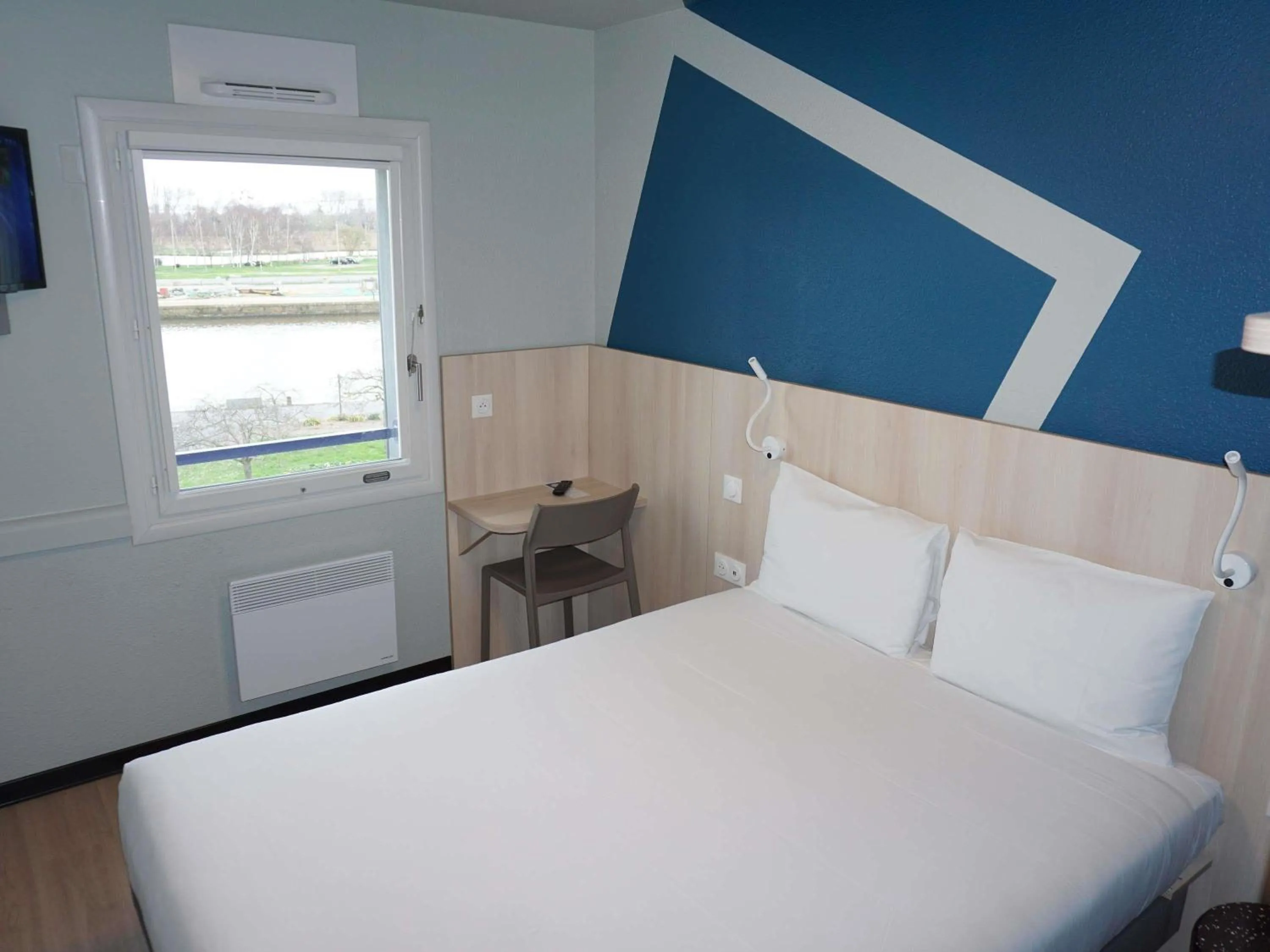 Bedroom, Bed in Ibis Budget Honfleur Centre Ville