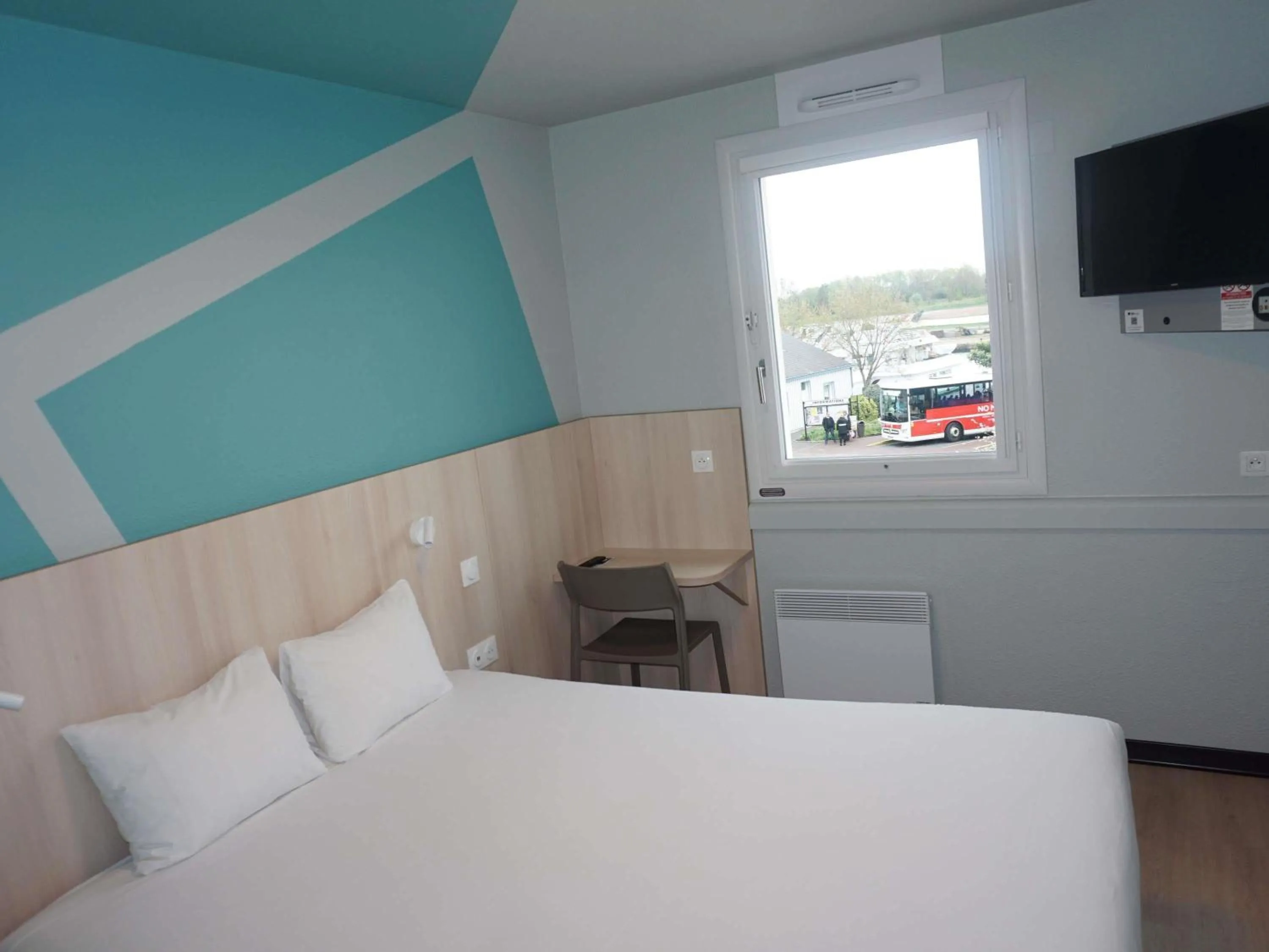Bedroom, Bed in ibis budget Honfleur Centre