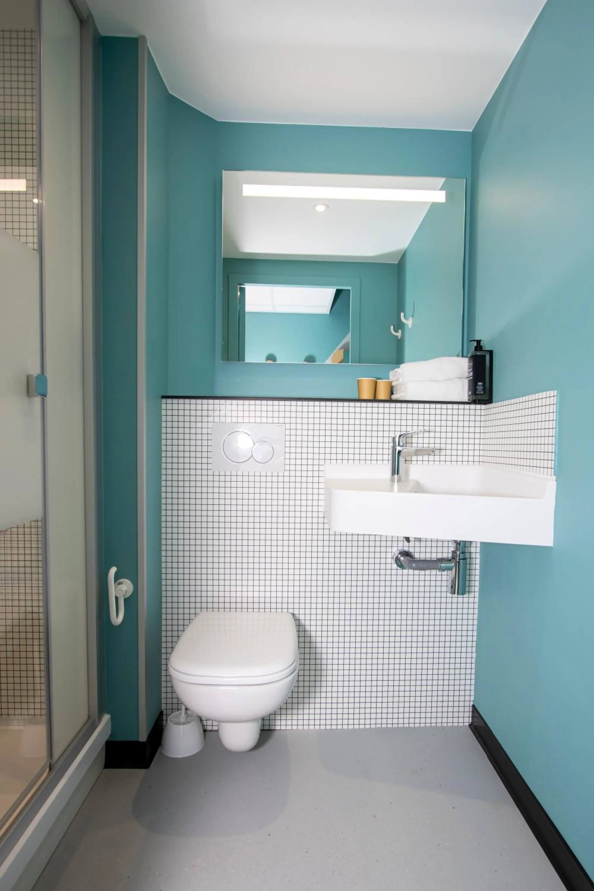 Shower in ibis budget Honfleur Centre