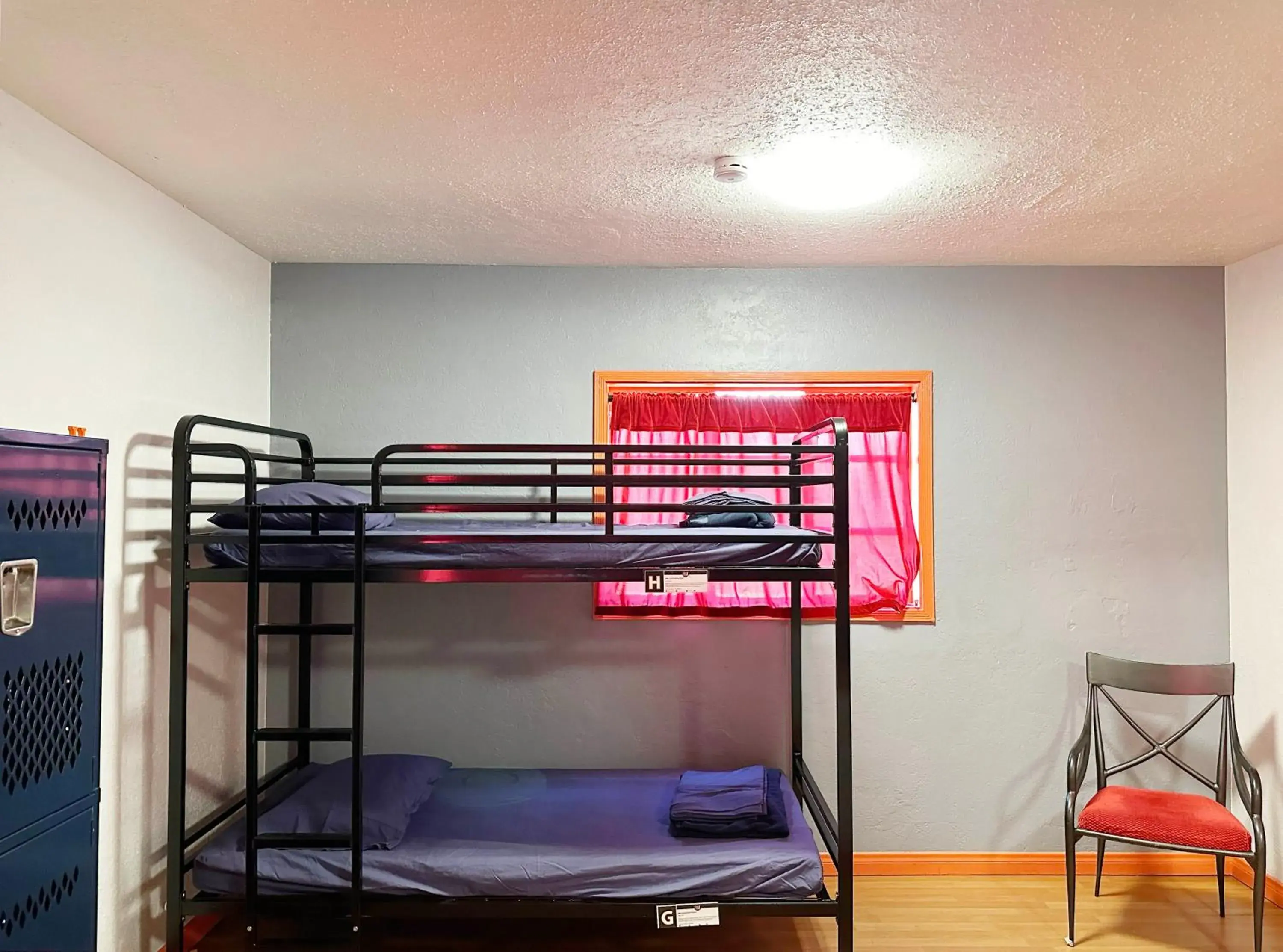 Bed in 8-Bed Mixed Dormitory Room in Sin City Hostel Bed in 8-Bed Mixed Dormitory Room in Sin City Hostel