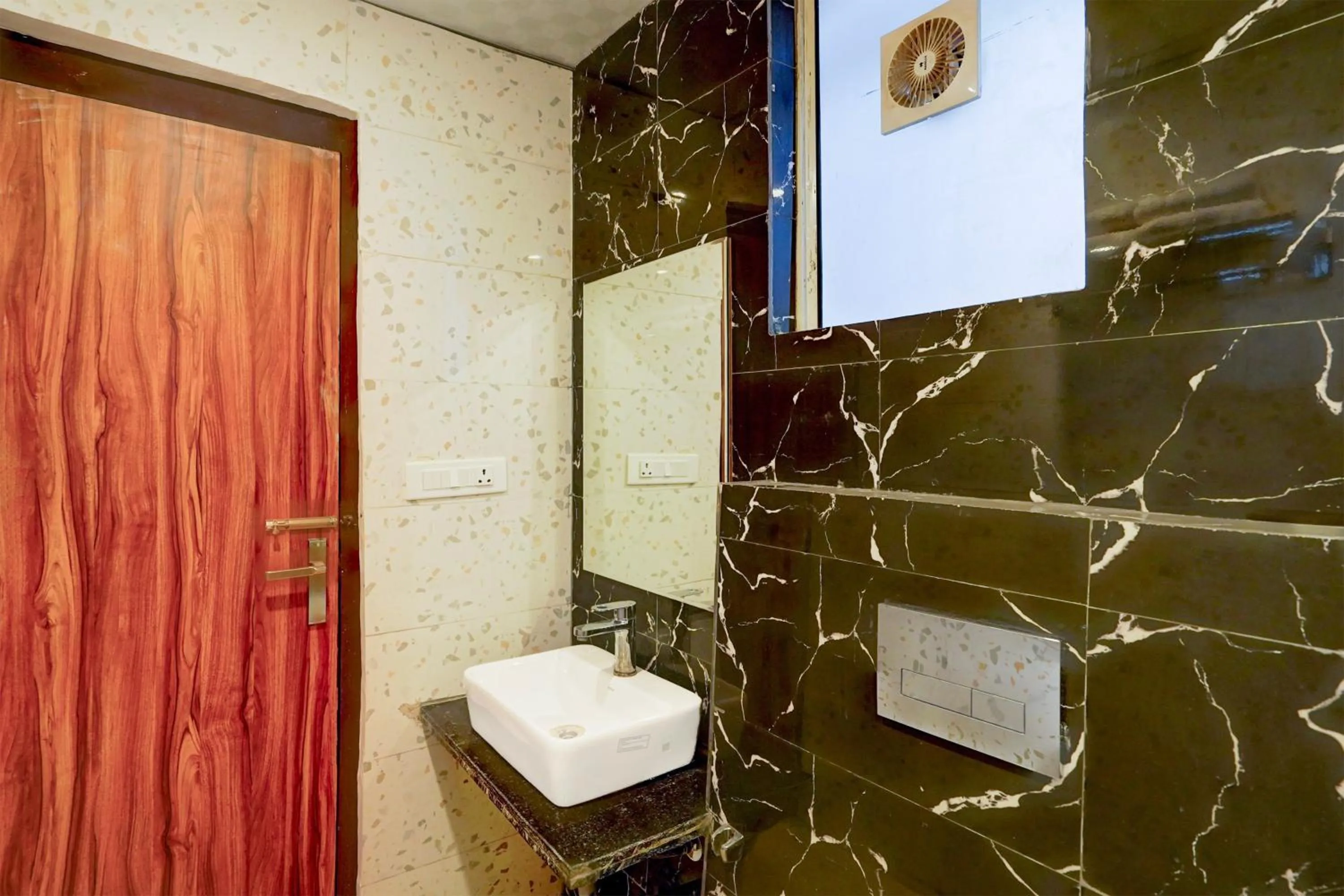 Bathroom in Super Townhouse Alwar Formerly Hotel Lindo Lugar