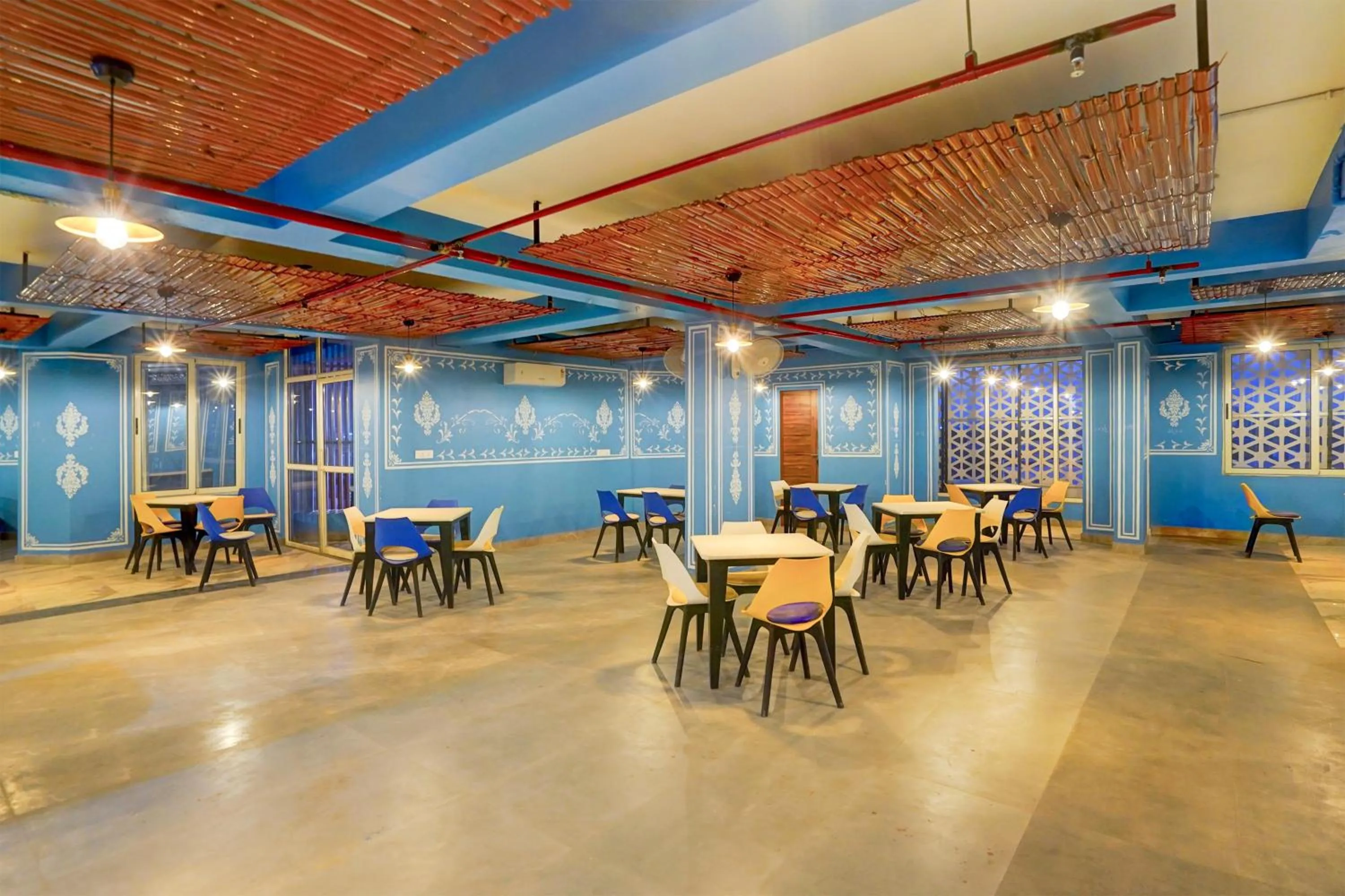 Restaurant/places to eat in Super Townhouse Alwar Formerly Hotel Lindo Lugar