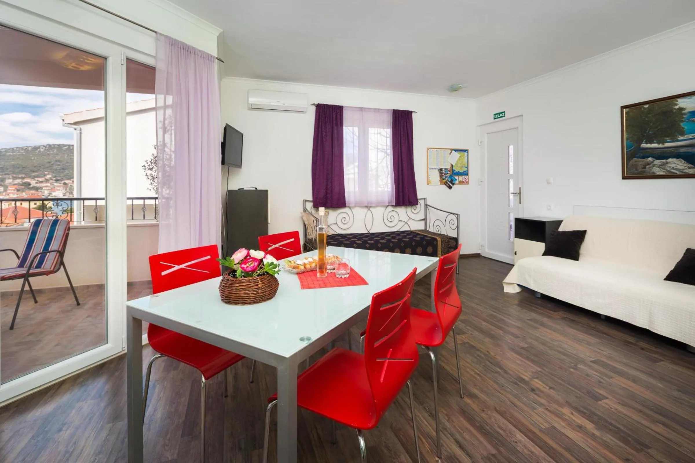 1 - Modern apt w big garden & terrace w sea view