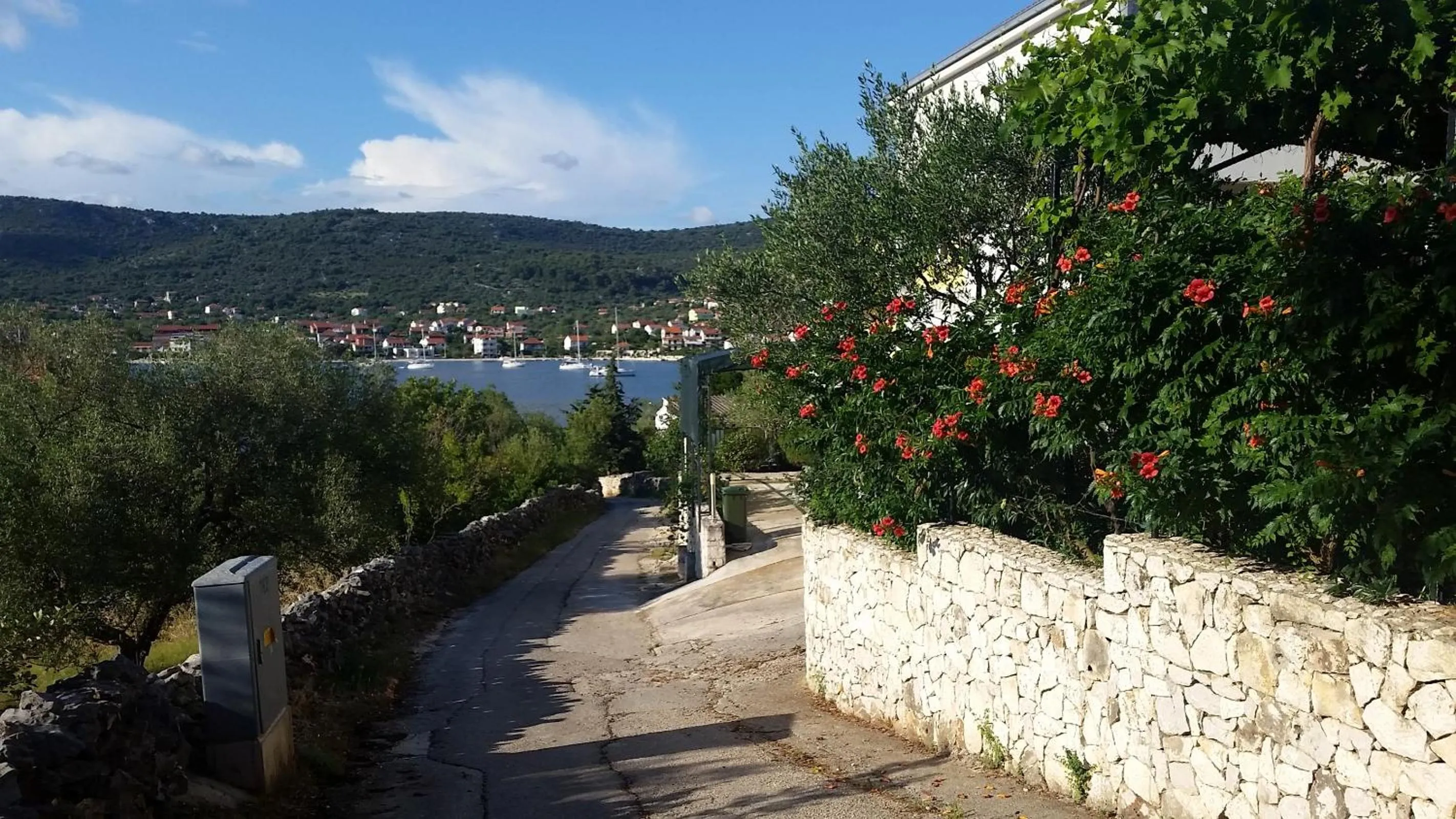 1 - Modern apt w big garden & terrace w sea view