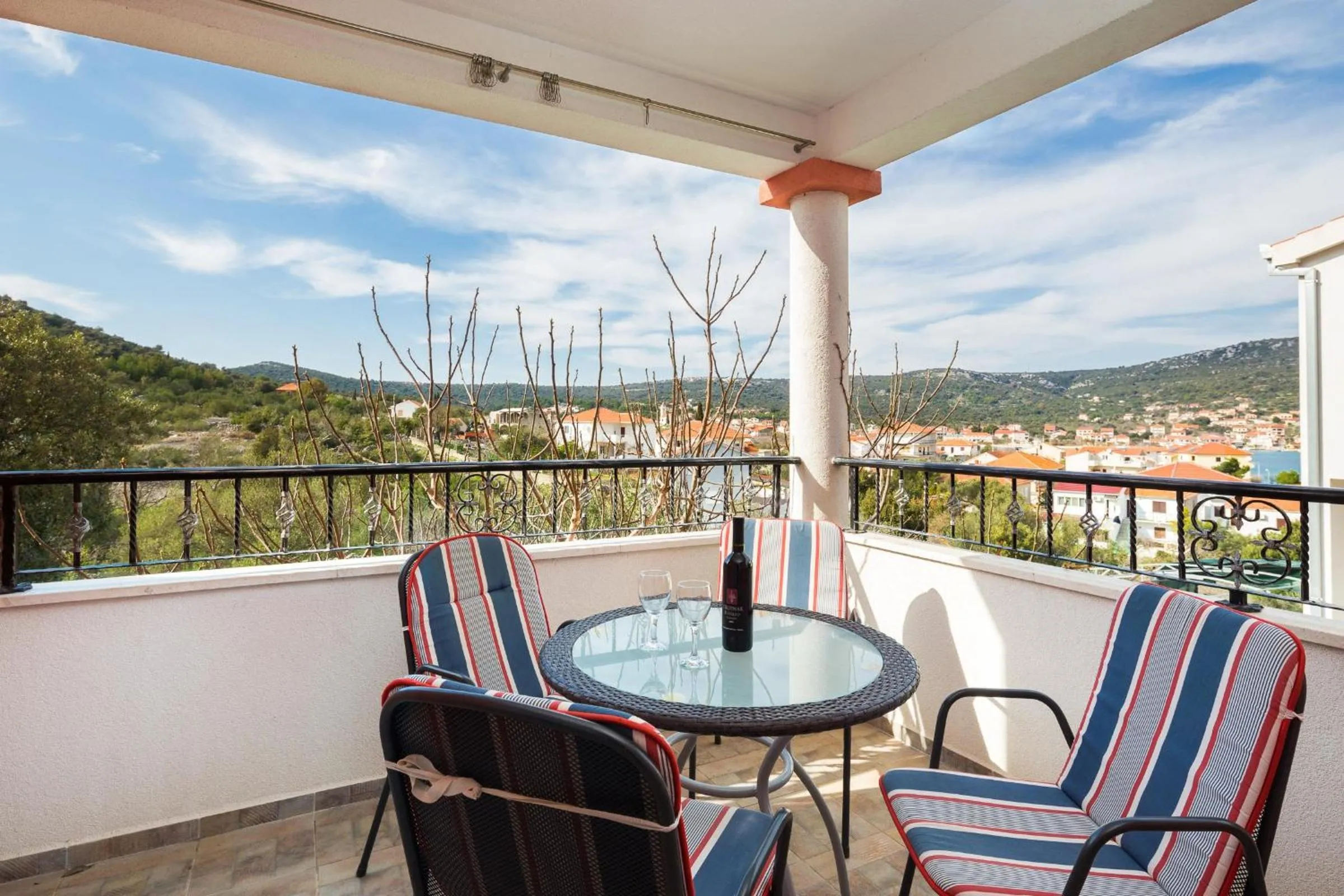 1 - Modern apt w big garden & terrace w sea view