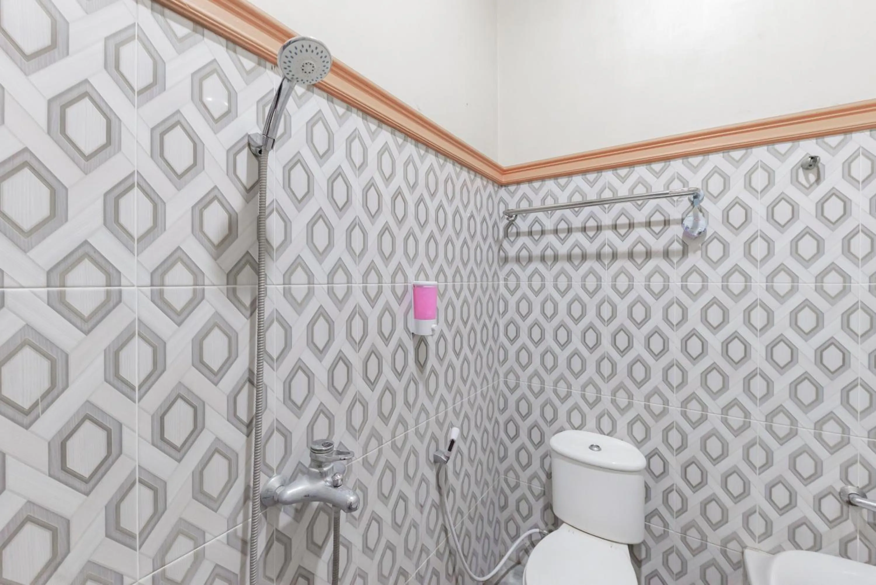 Bathroom in Urbanview Hotel Rifal Home Tegal