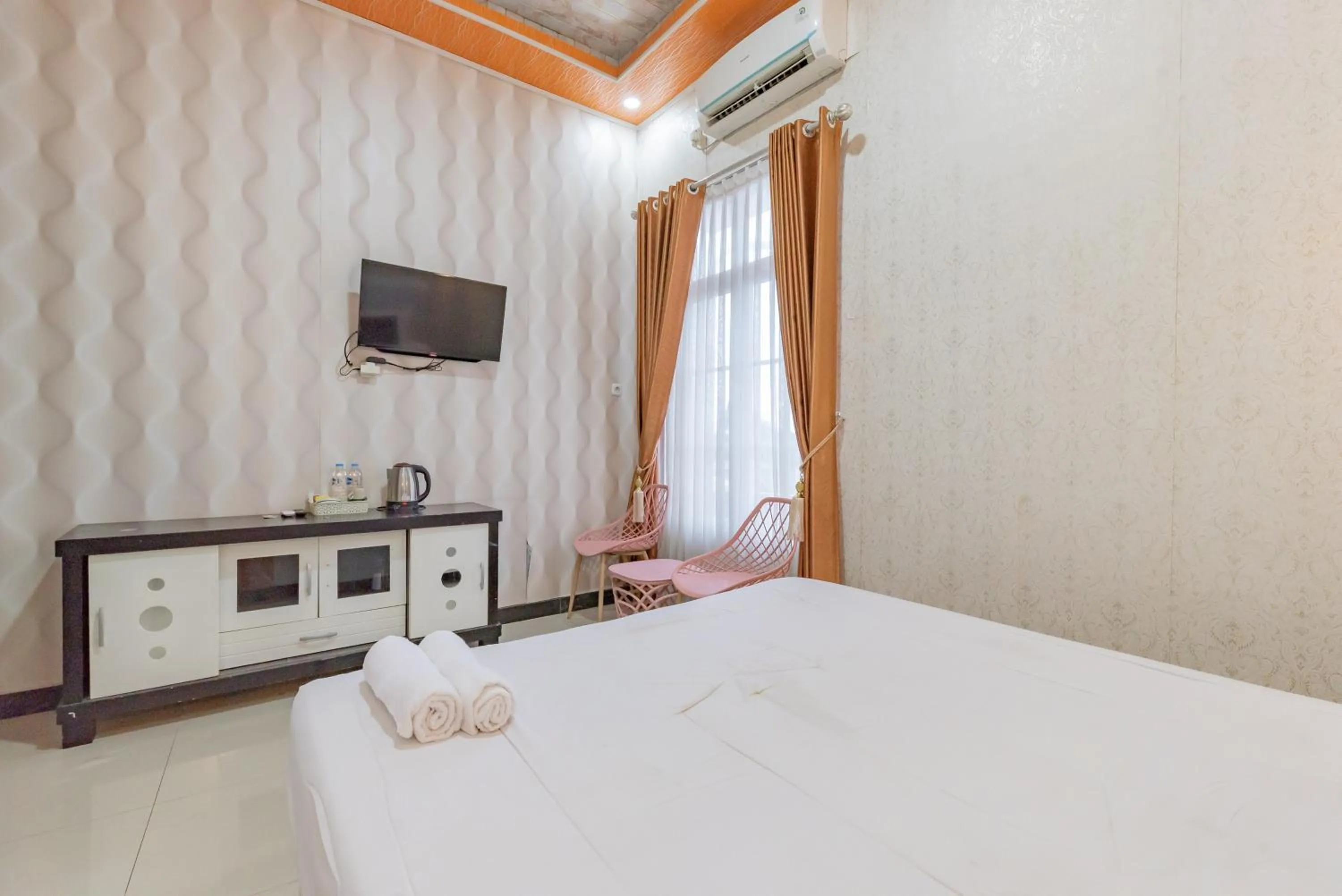 Bedroom, Bed in Urbanview Hotel Rifal Home Tegal