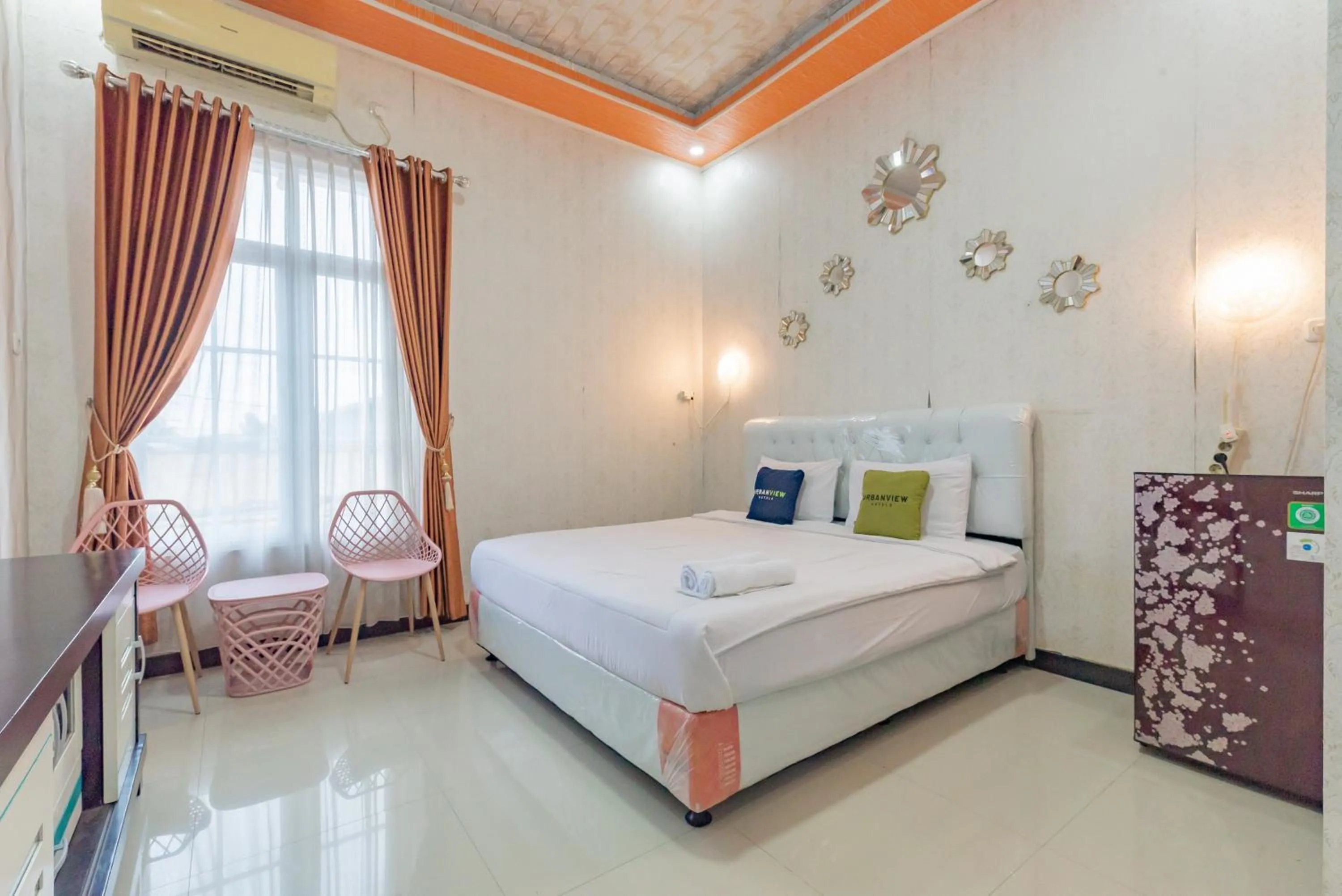 Bedroom, Bed in Urbanview Hotel Rifal Home Tegal