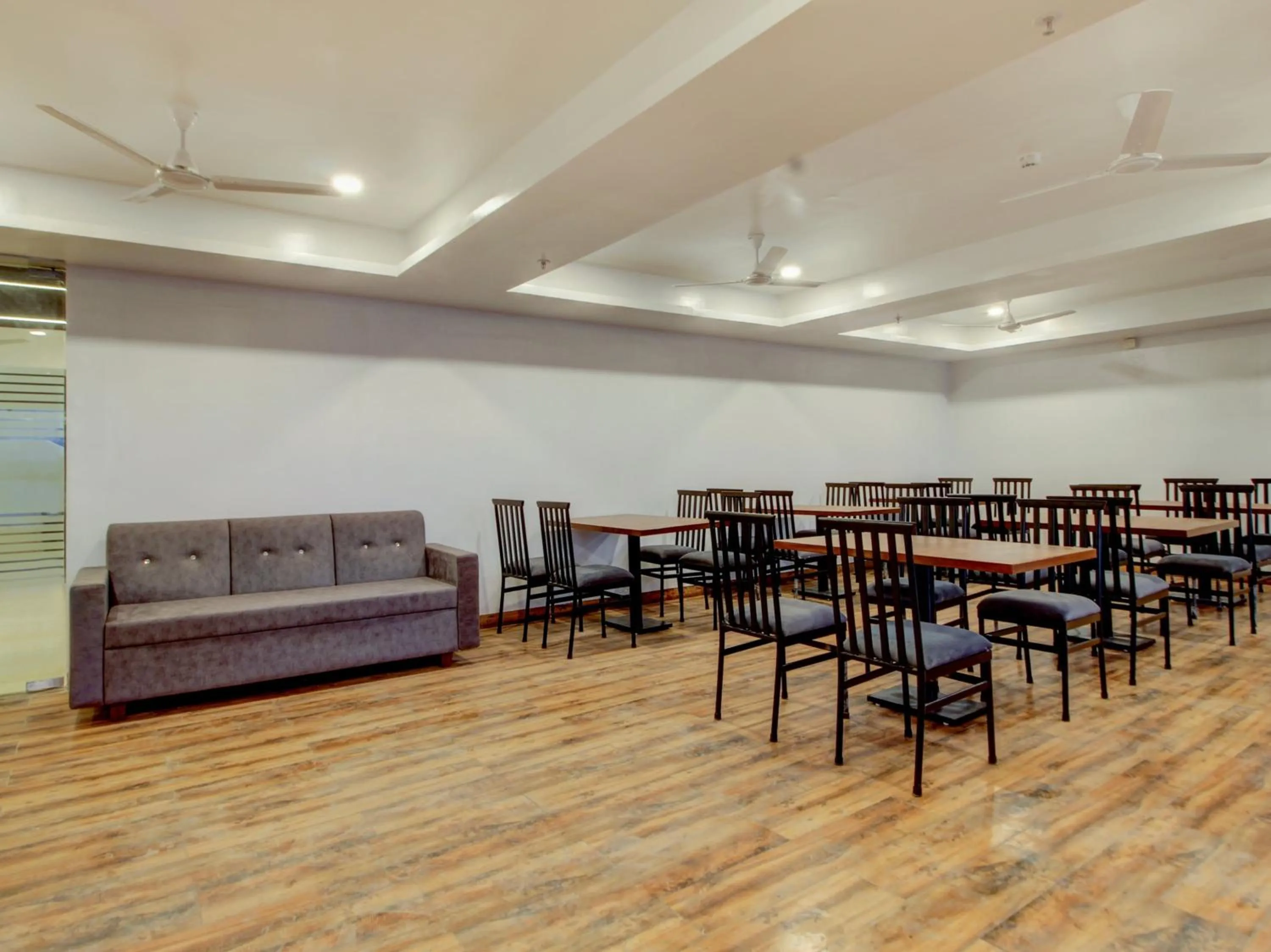 Restaurant/places to eat in Super Townhouse Madgaon