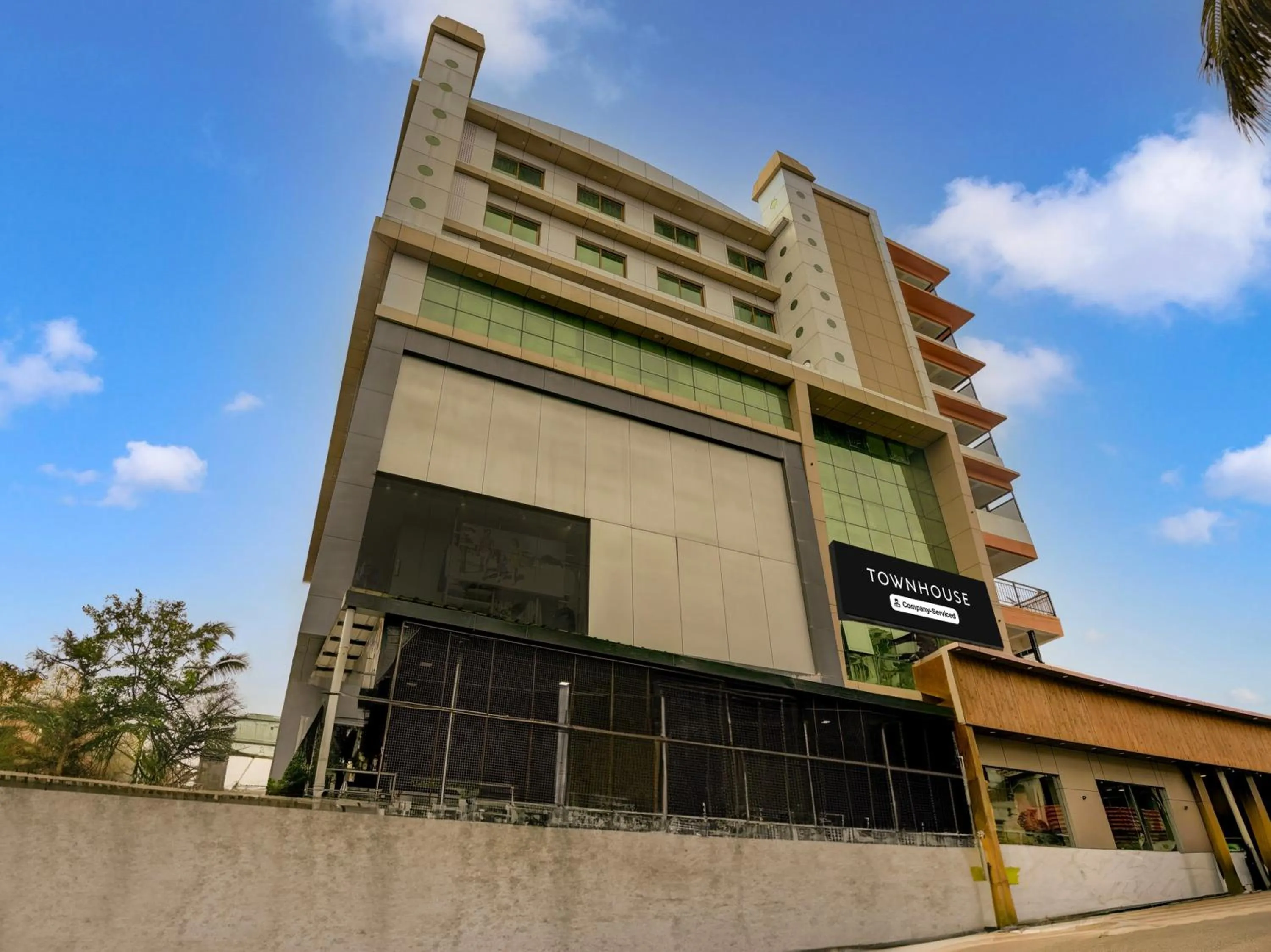 Facade/entrance in Super Townhouse Madgaon