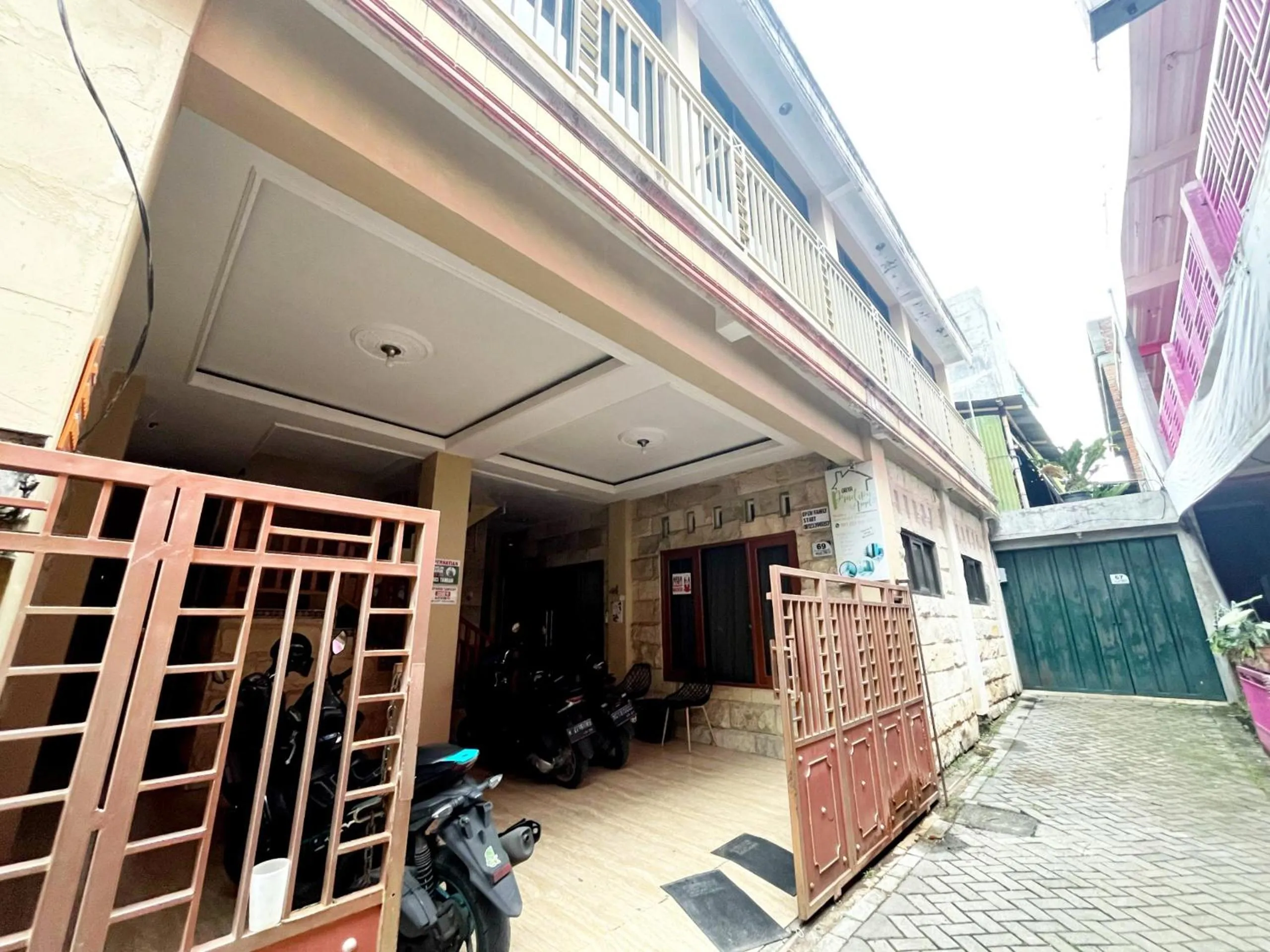 Facade/entrance in Griya Pradipa Syariah Near Balai Kota Batu Mitra RedDoorz