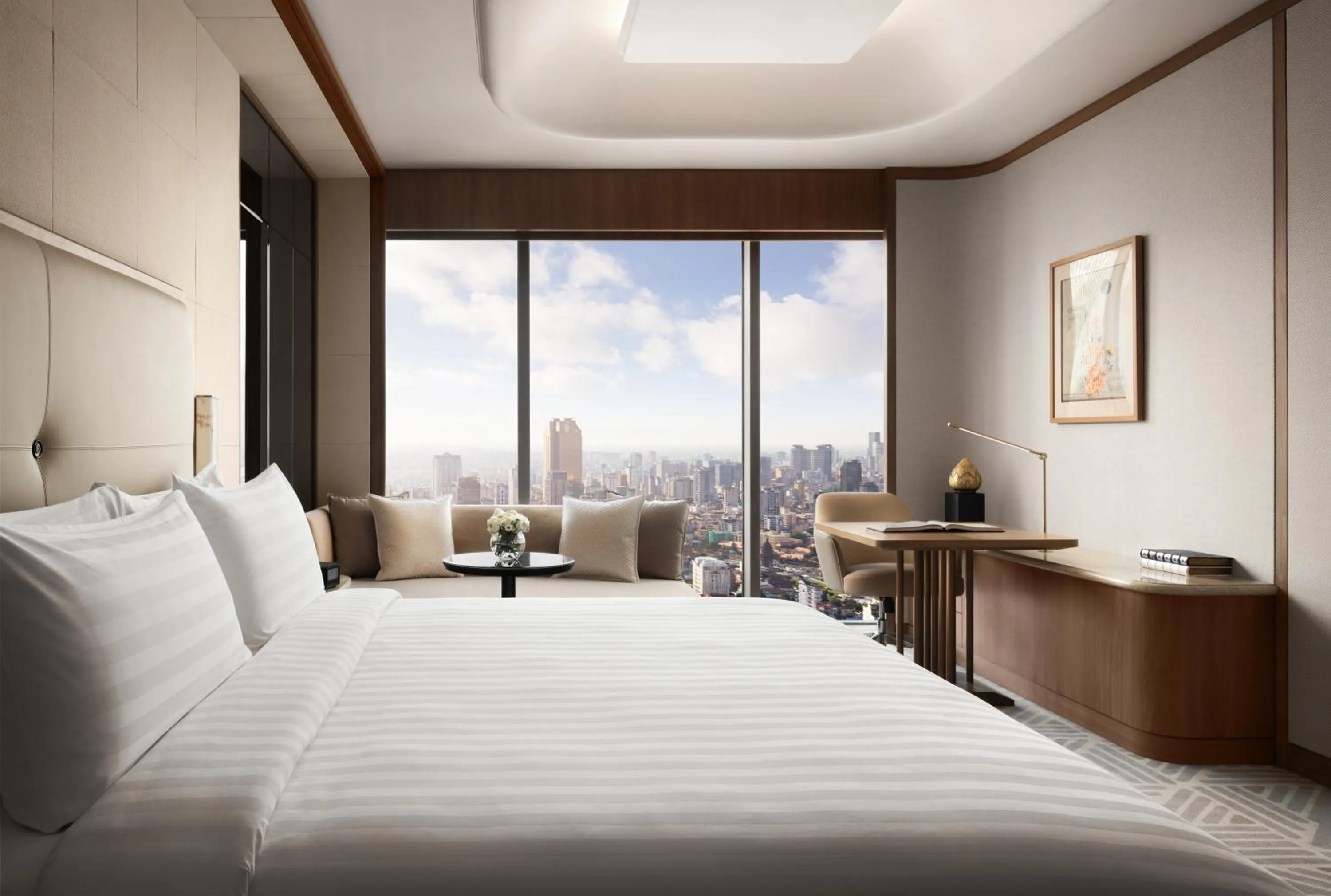 Bedroom, Bed in Shangri-La Phnom Penh