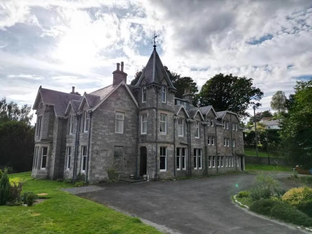 Property building in Wellwood Manor