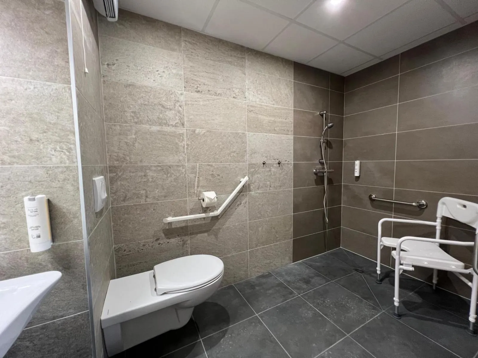 Shower in Hotel Le Belmont