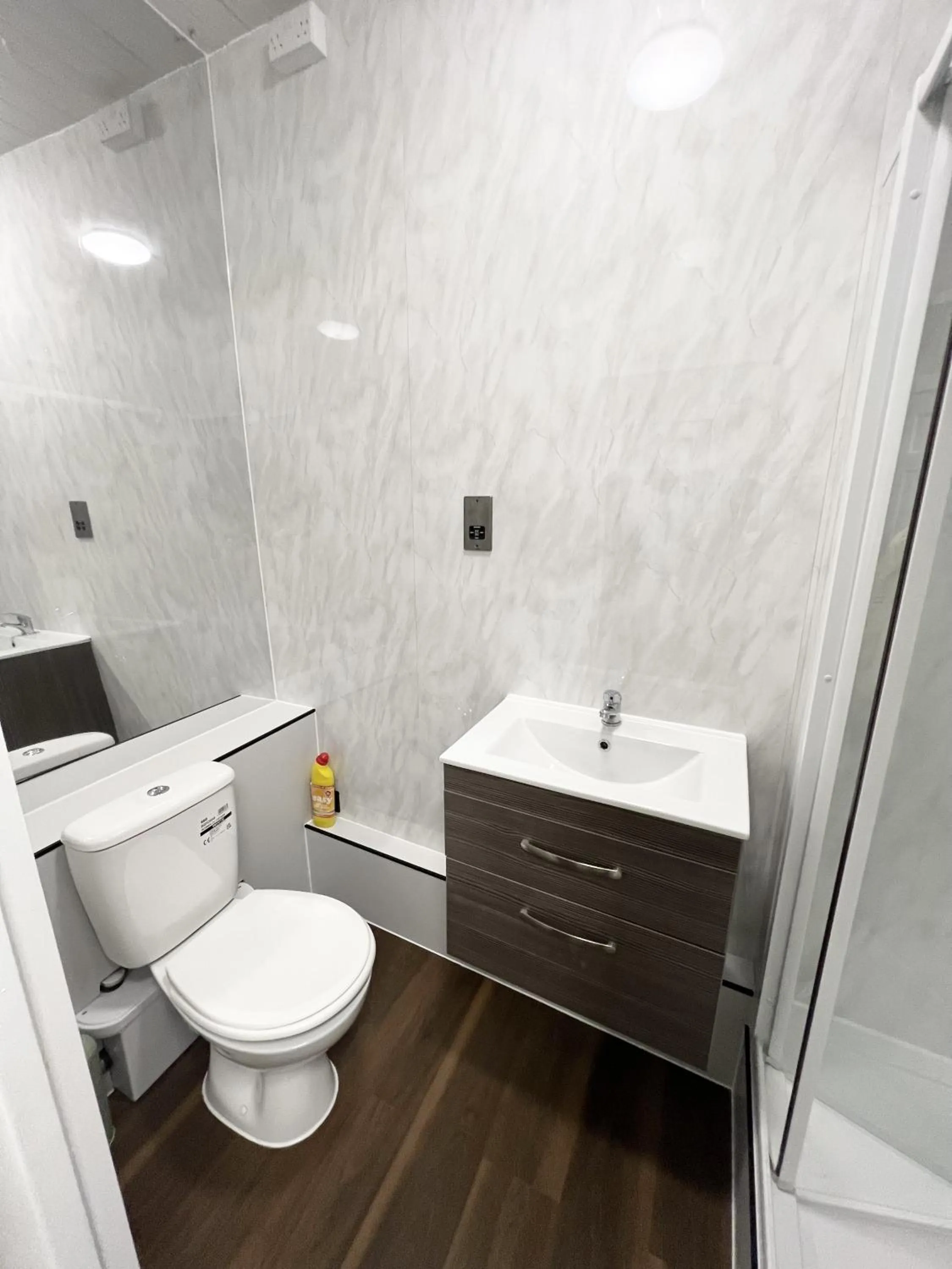 Bathroom in OYO Welsh Holiday Accommodation - Modern Stay